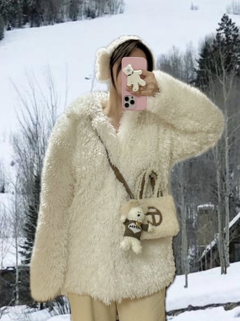(W) UGG Embroidered Logo Earmuff Burnt Cedar 착용 스타일 - 4