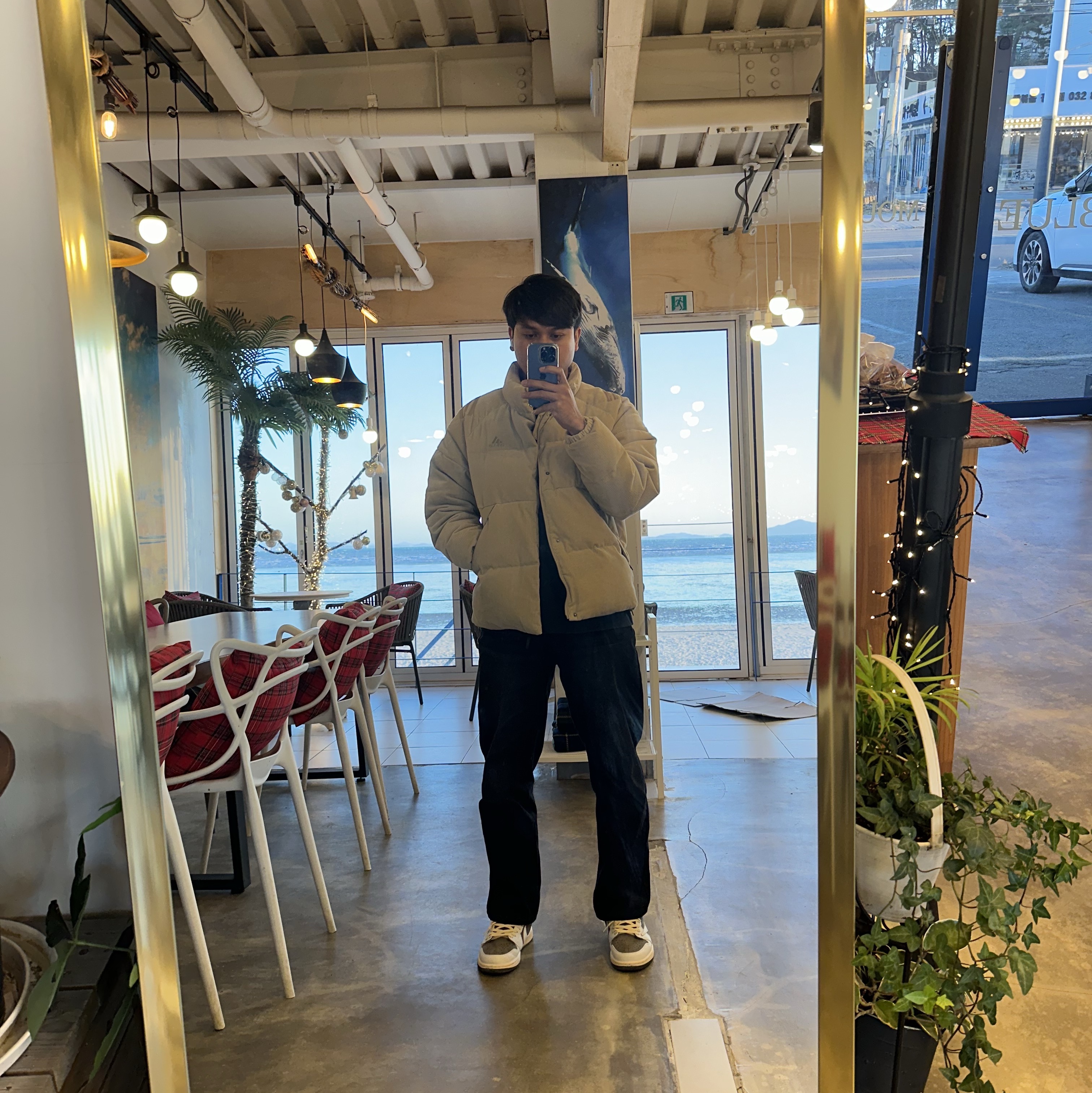 Jordan 1 x Travis Scott Retro Low OG SP Sail and Ridgerock 착용 스타일 - 1