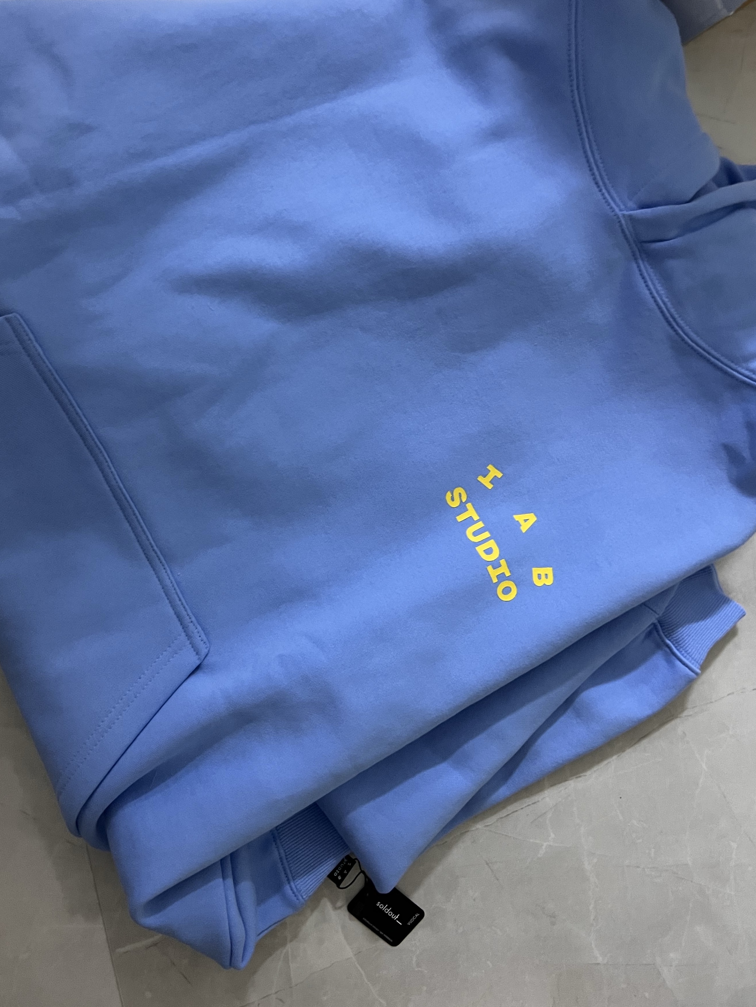 IAB Studio Hoodie Sky Blue Lemon 착용 스타일
