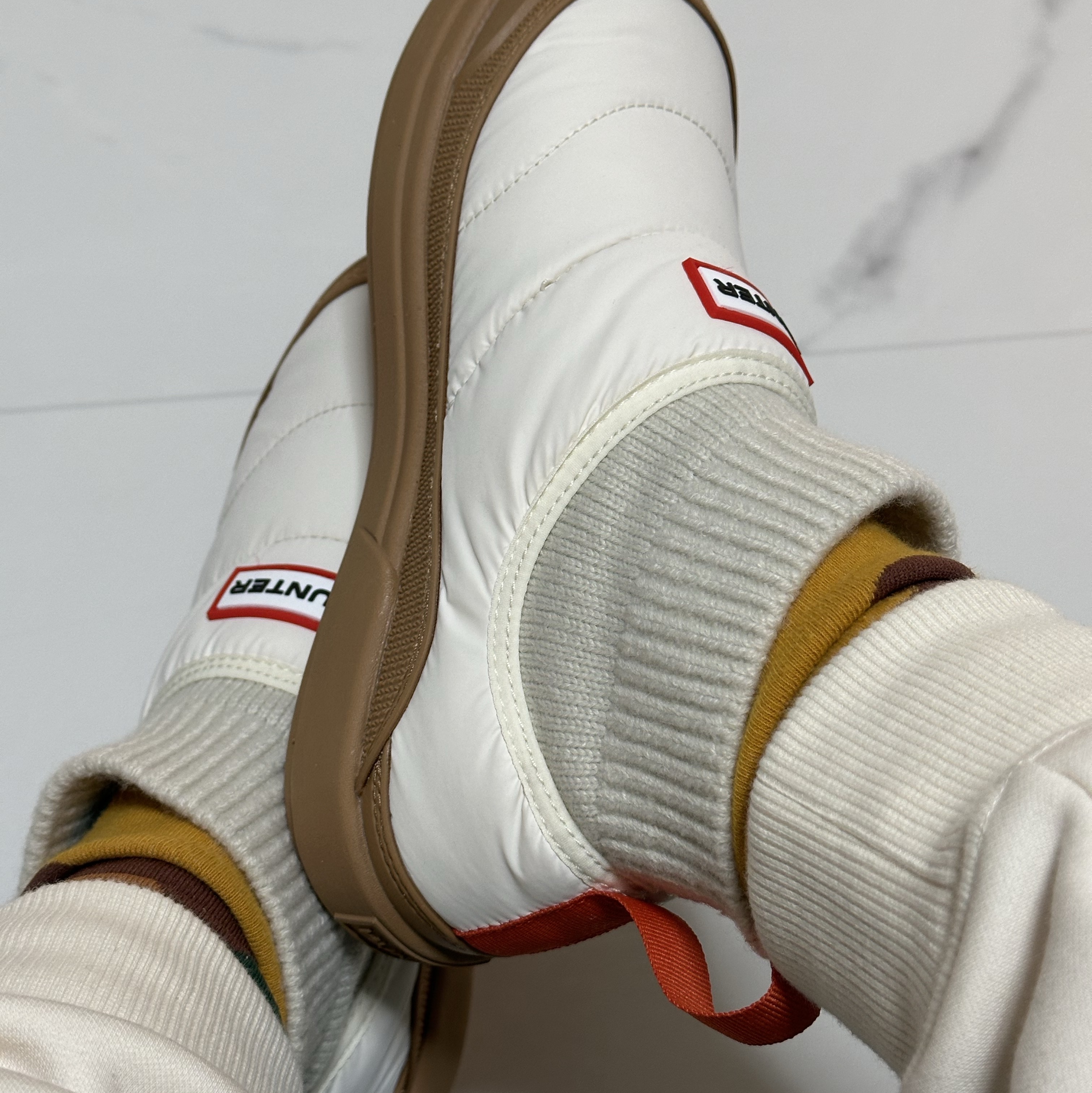 (W) Hunter In Out Puffer Knit Cuff Boots White Willow 착용 스타일 - 4