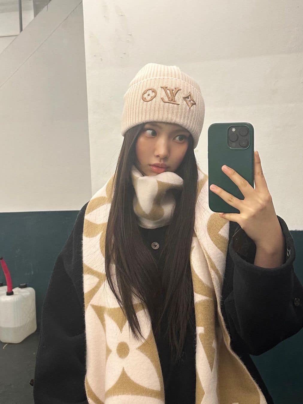(W) Louis Vuitton Headline Beanie Beige Rose 착용 스타일 - 3