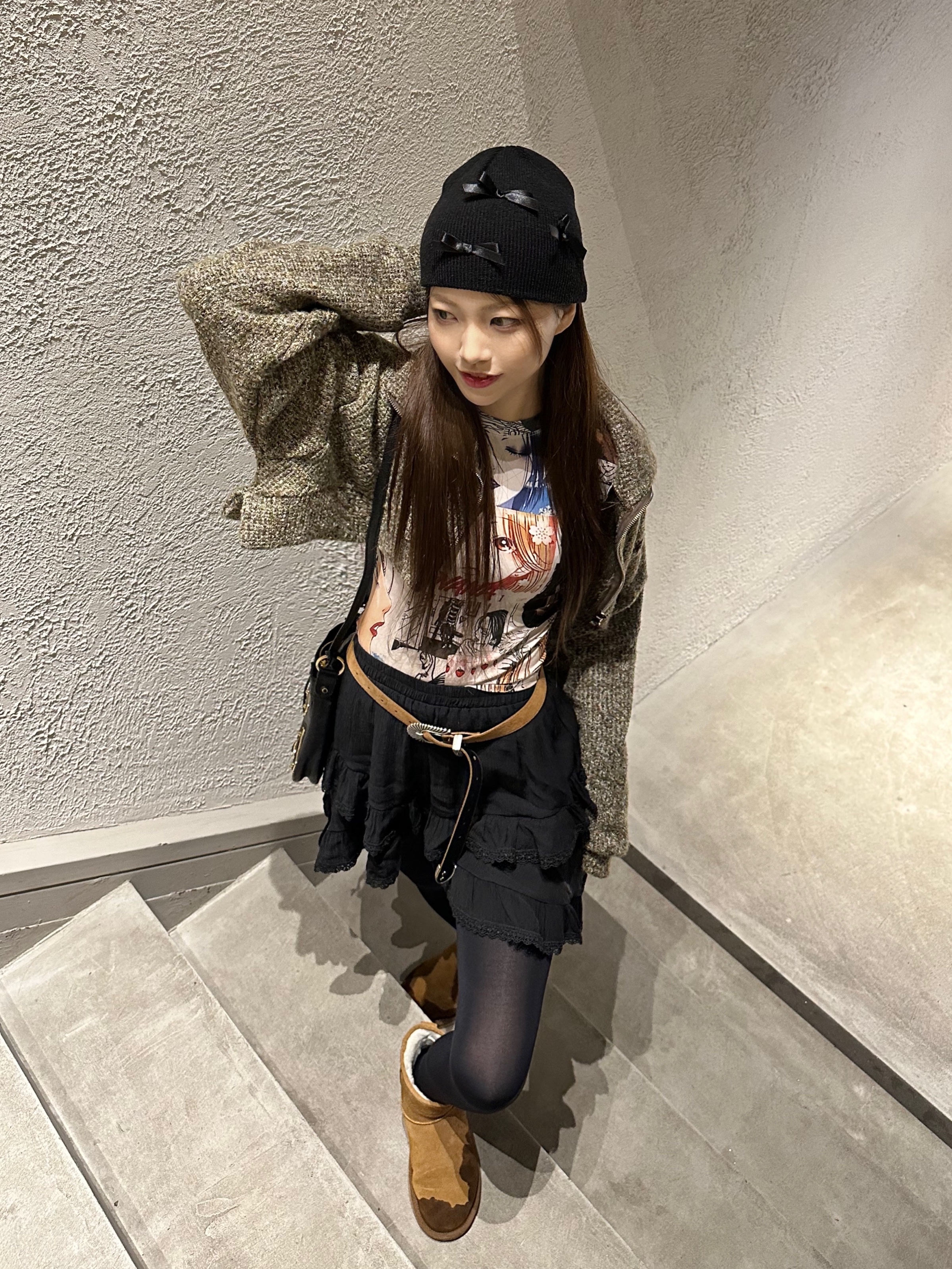(W) UGG Classic Mini II Boots Chestnut, Balenciaga Arena Lambskin Aged Silver Hardware Le Cagole XS Flap Bag Black 착용 스타일 - 1