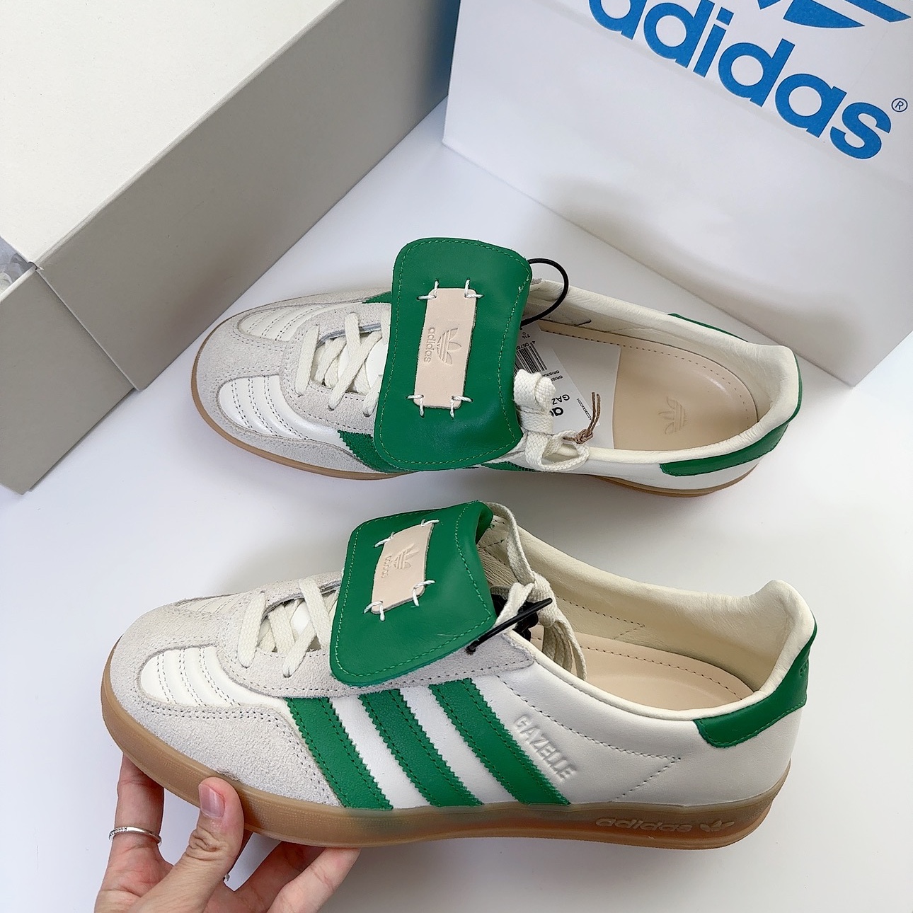 Adidas x Foot Industry Gazelle Indoor Off White Green 착용 스타일 - 2