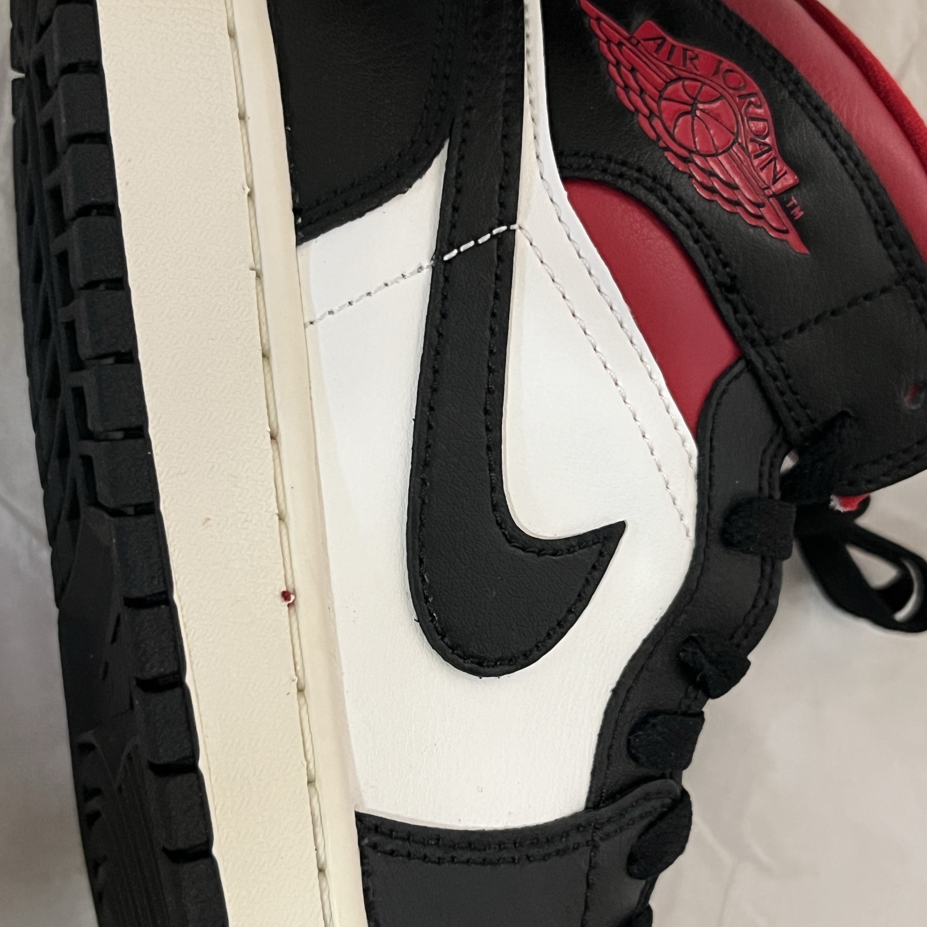 (W) Jordan 1 Mid Black Gym Red 착용 스타일 - 2