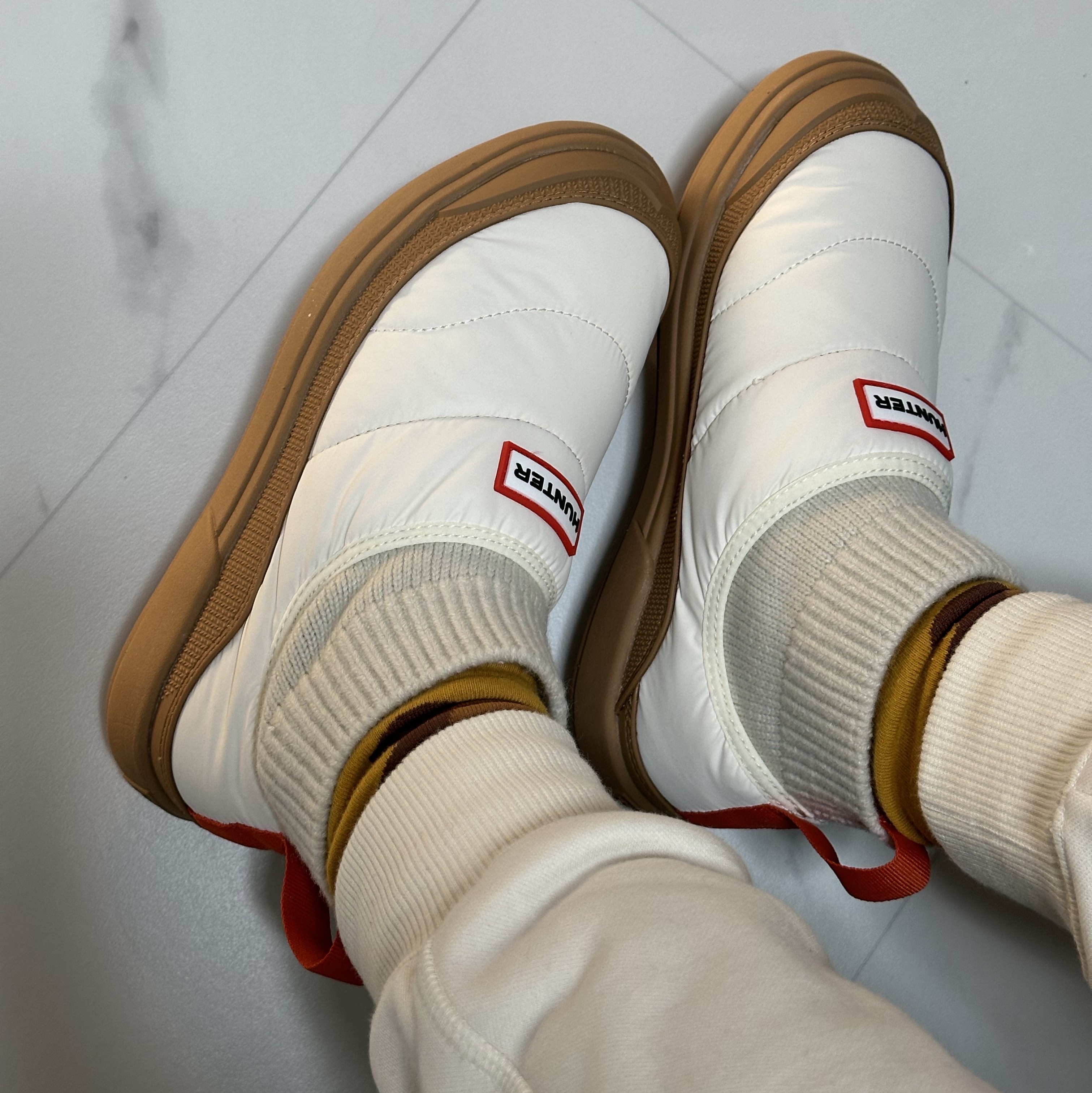 (W) Hunter In Out Puffer Knit Cuff Boots White Willow 착용 스타일 - 3