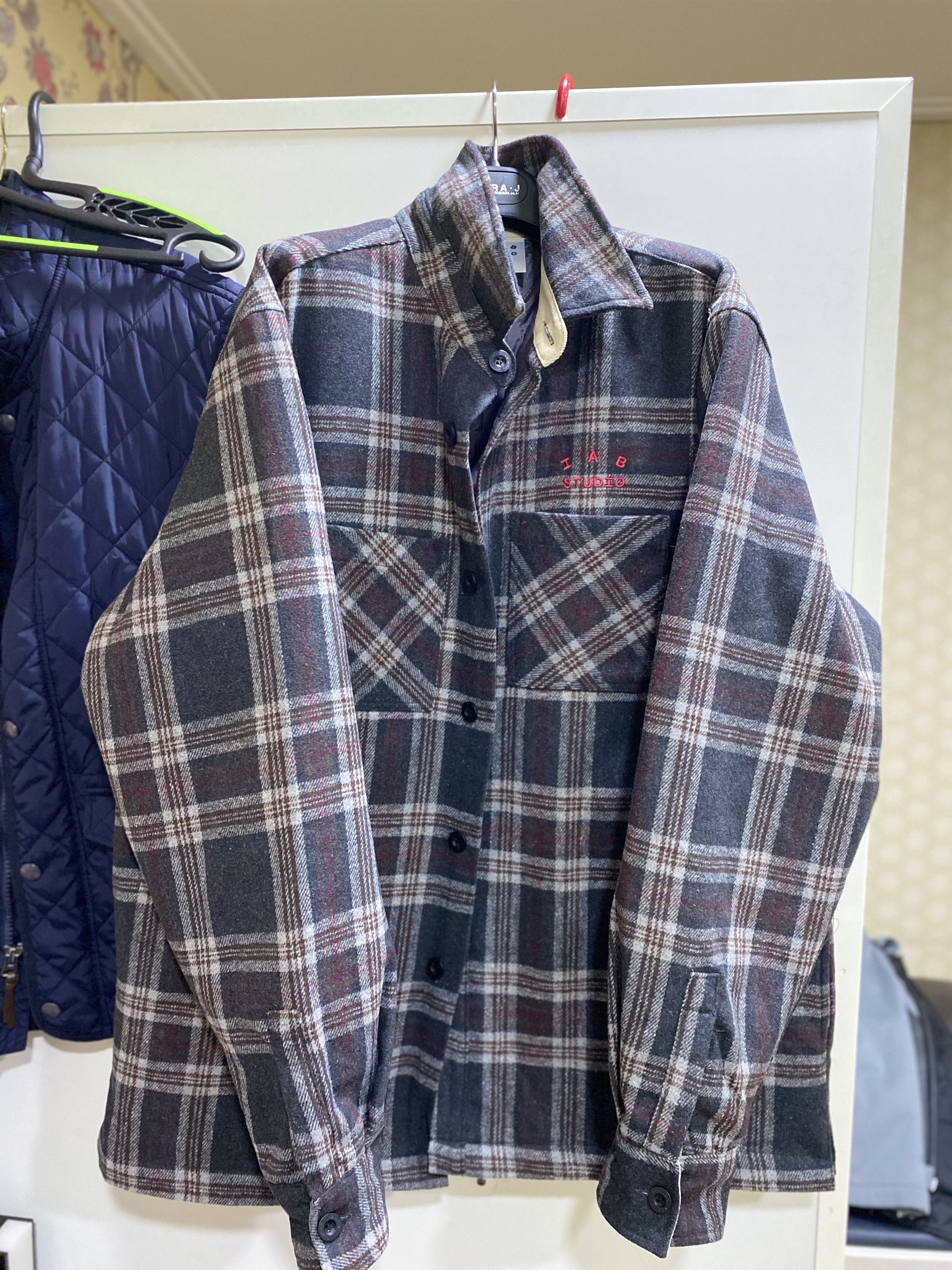 IAB Studio Check Shirt Jacket Gray Red 착용 스타일