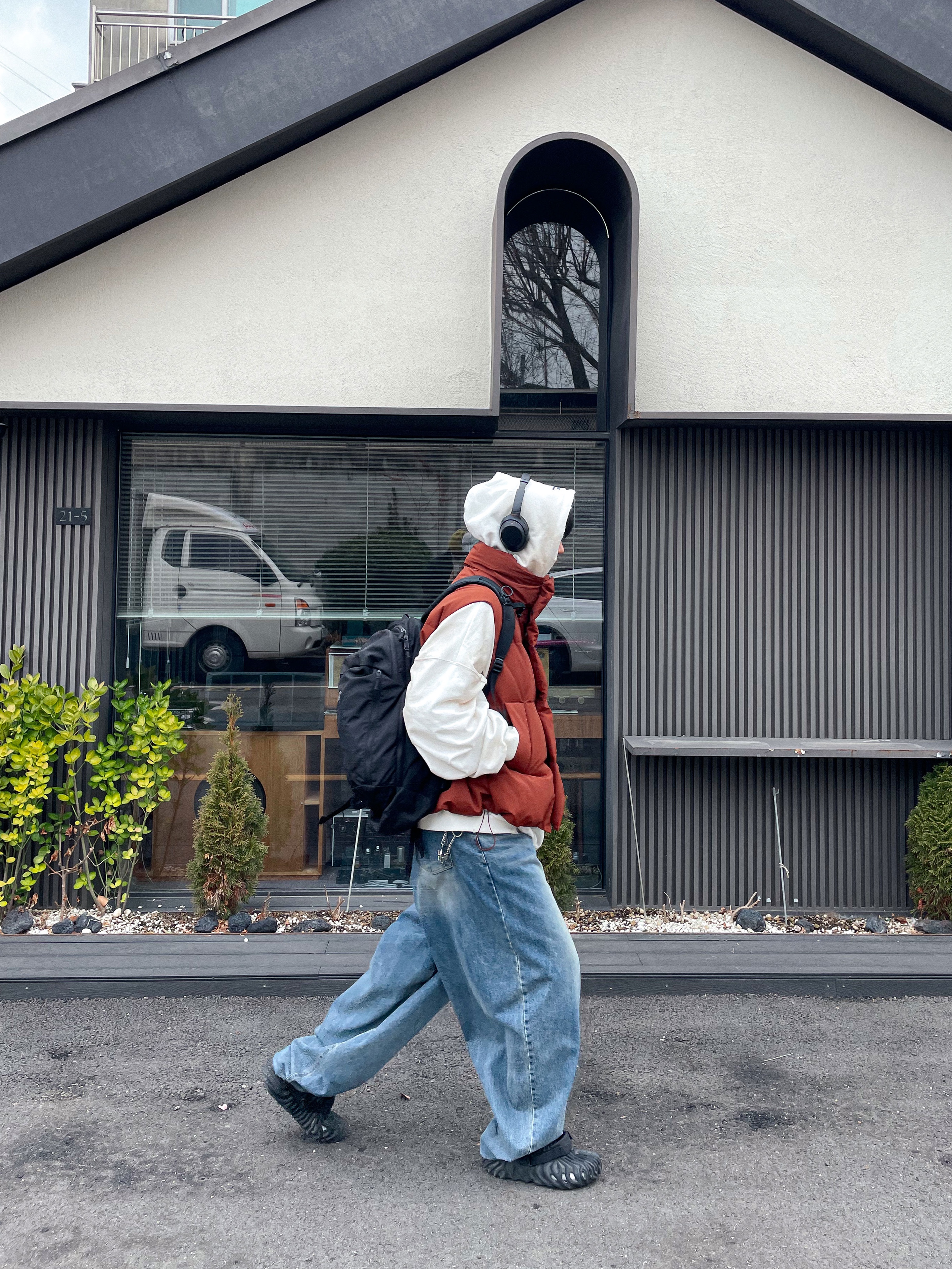 Project G/R x Atmos Etiquette Lesson Vintage Washed Hoodie White, Crocs x Salehe Bembury Pollex Clog Sasquatch 착용 스타일 - 2