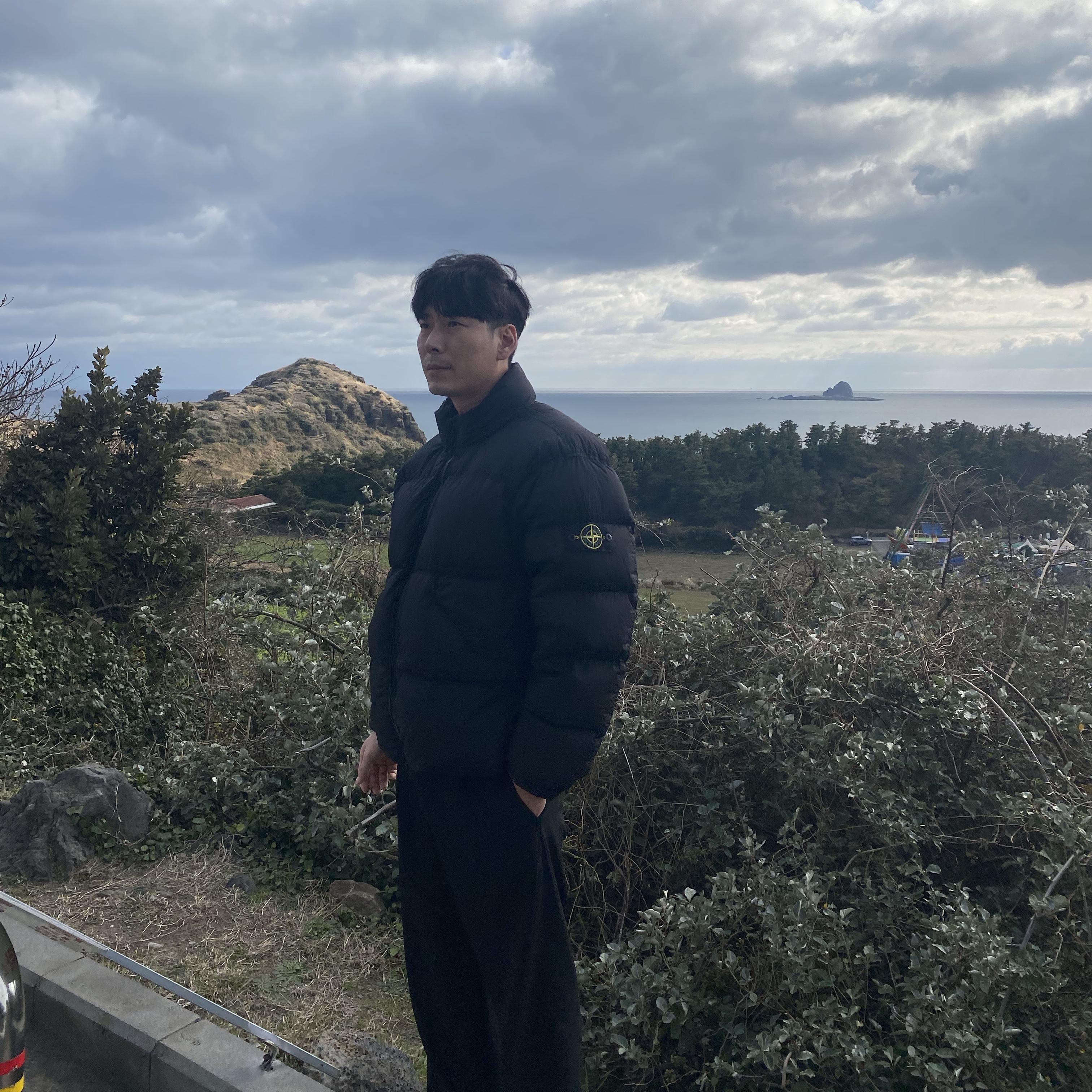 스톤 아일랜드 40623 가먼트 다이드 크링클랩스 리사이클 나일론 다운 자켓 블랙 - 23FW, 나이키 V2K 런 서밋 화이트 메탈릭 실버 착용 스타일 - 1