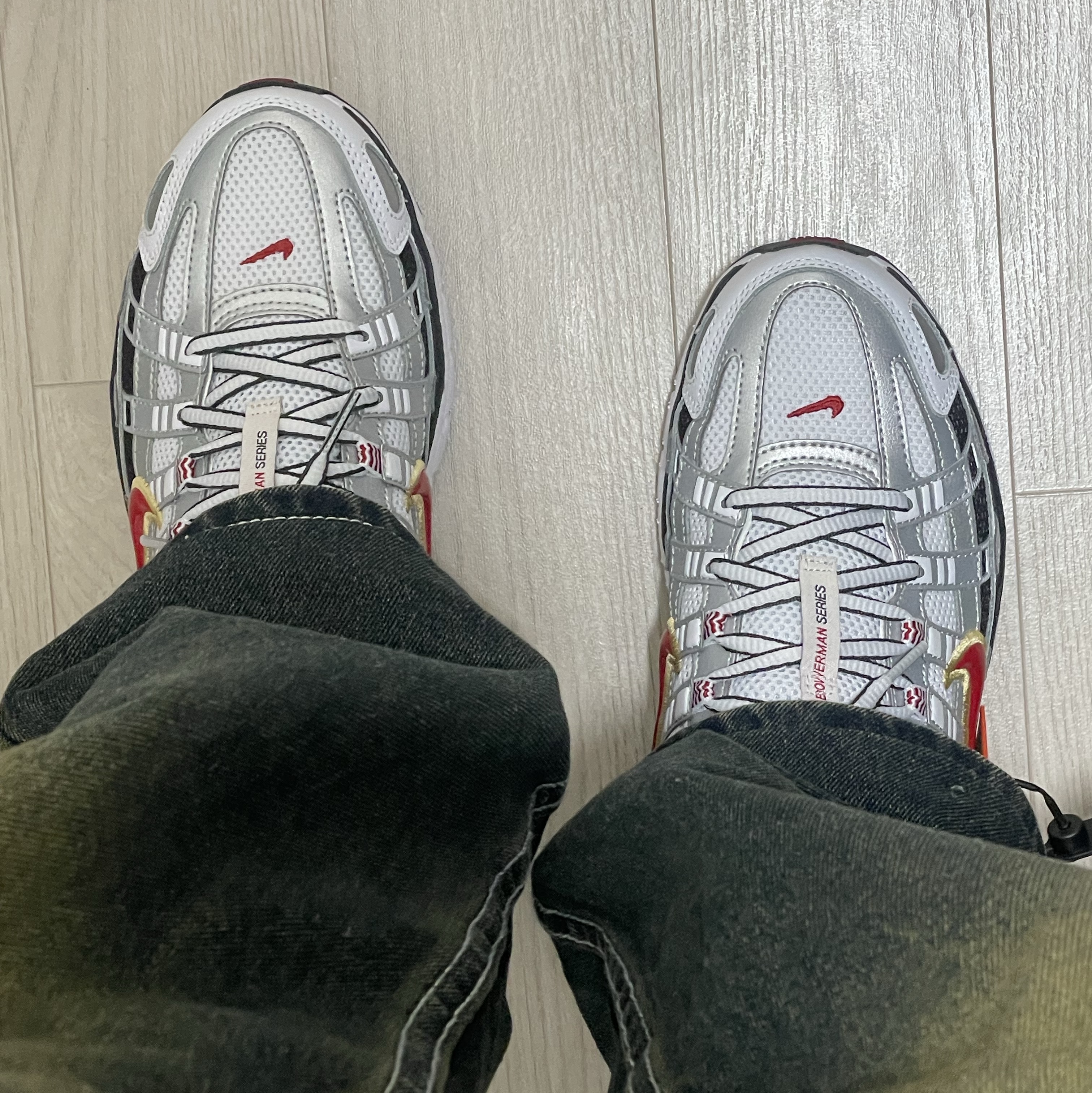 (W) Nike P-6000 Metallic Silver Red 착용 스타일 - 1