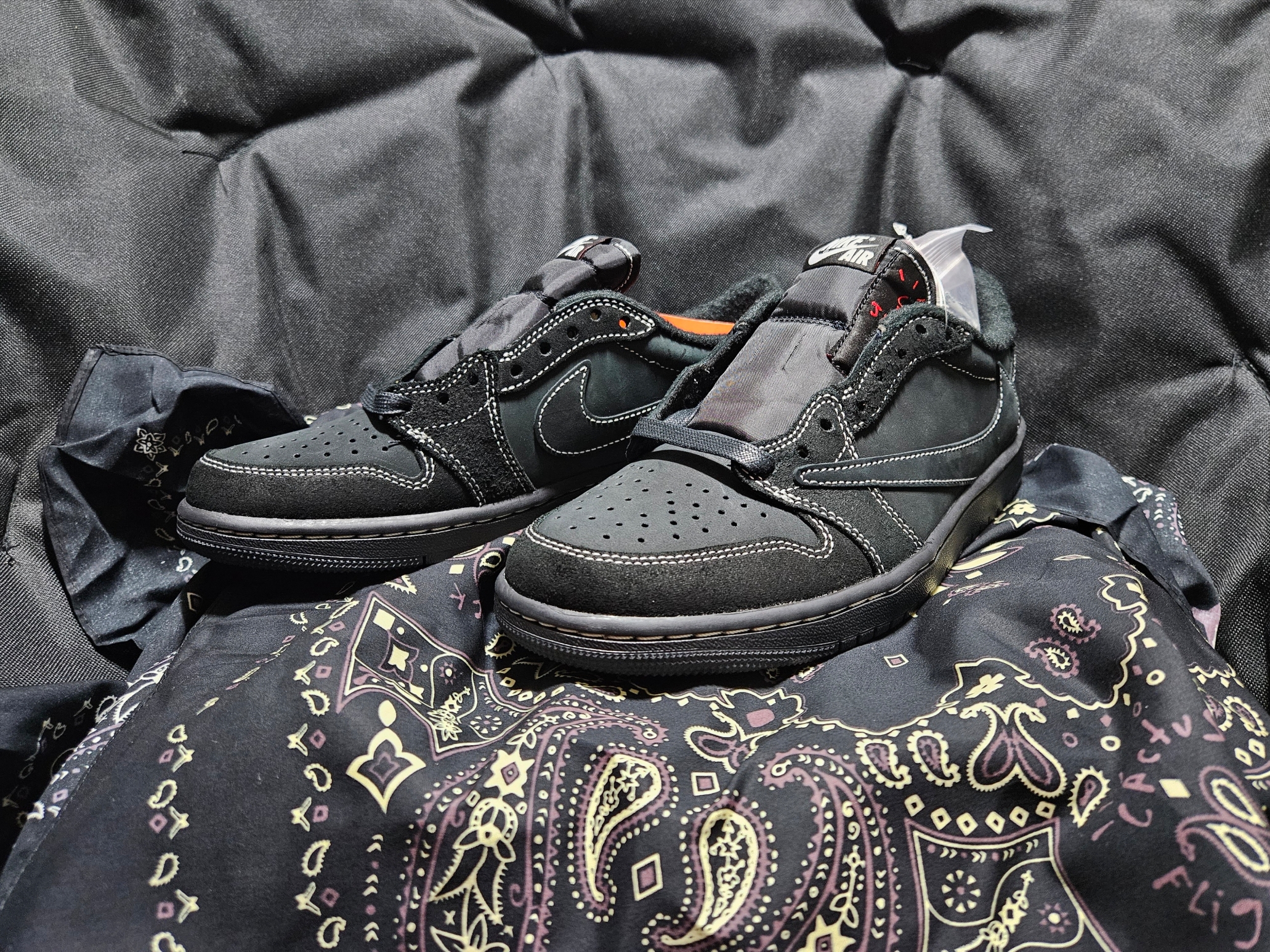 Jordan 1 x Travis Scott Retro Low OG SP Black Phantom 착용 스타일 - 1
