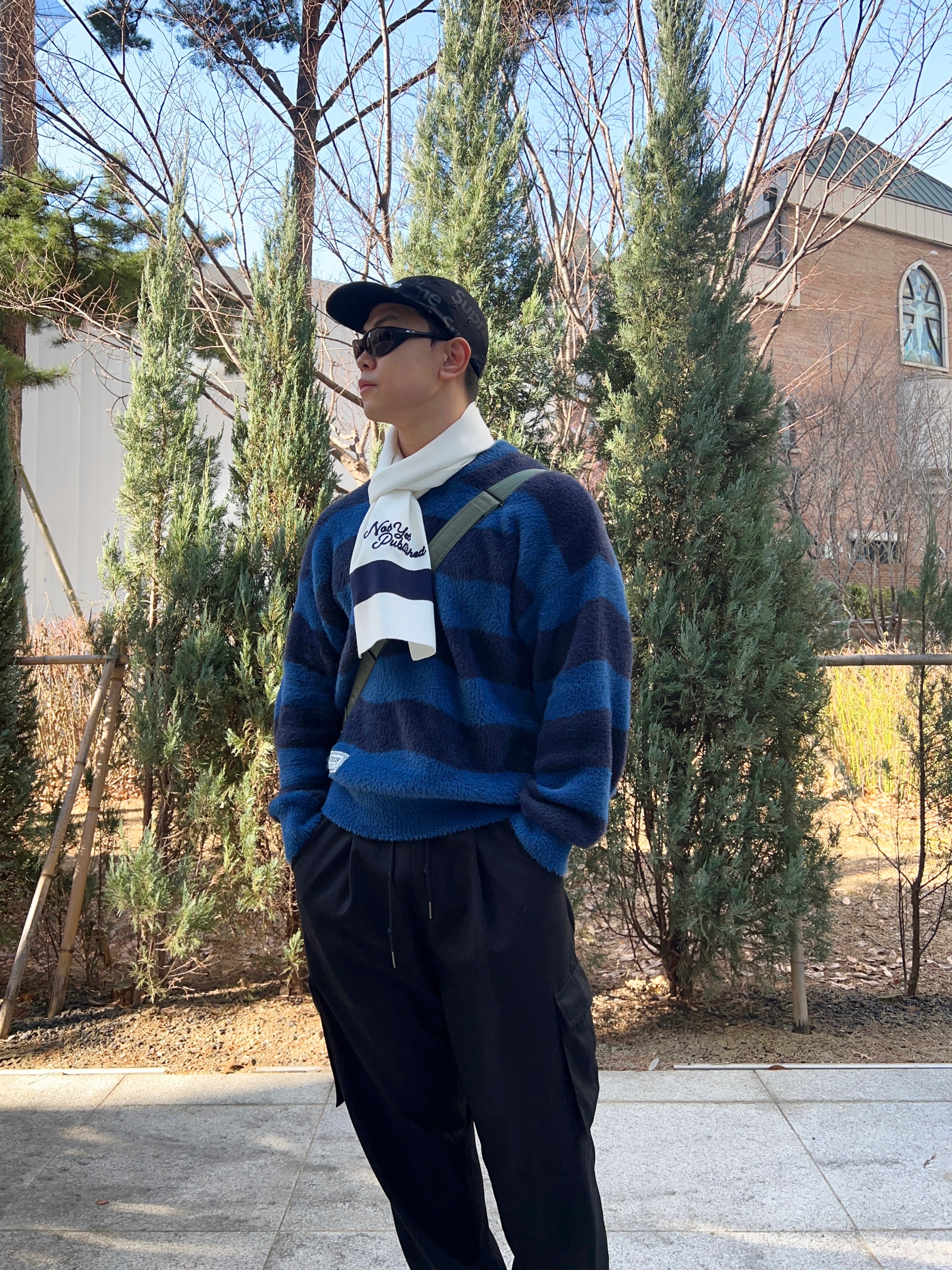 살로몬 스노우크로스 블랙 마그넷, 오클리 아이 자켓 리덕스 매트 블랙 프레임 프리즘 그레이 렌즈 하이 브릿지 핏 착용 스타일 - 3