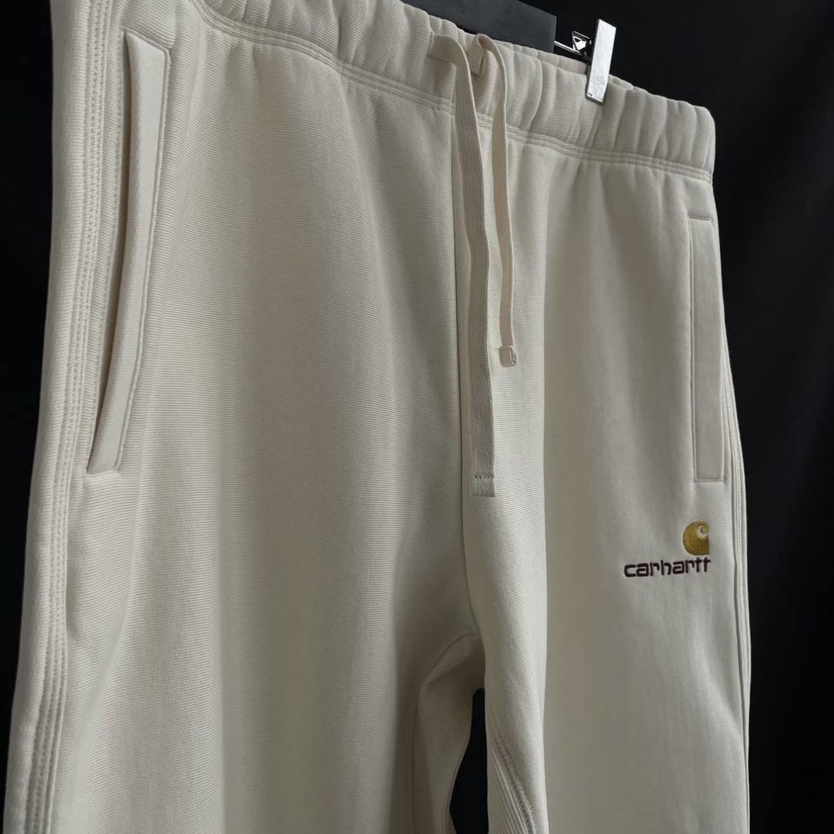 Carhartt WIP American Script Jogging Pant Natural 착용 스타일 - 2