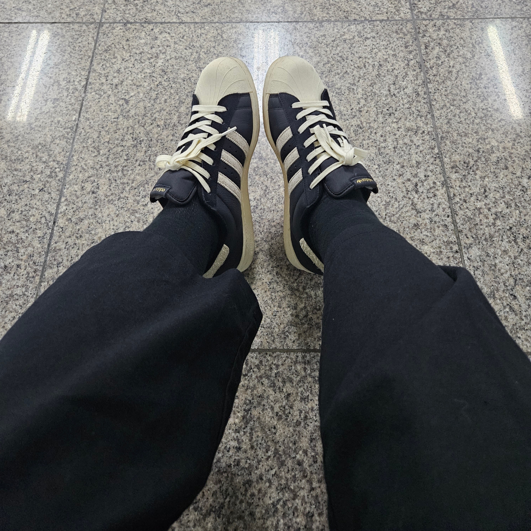 Adidas Superstar 82 Black White 착용 스타일 - 2