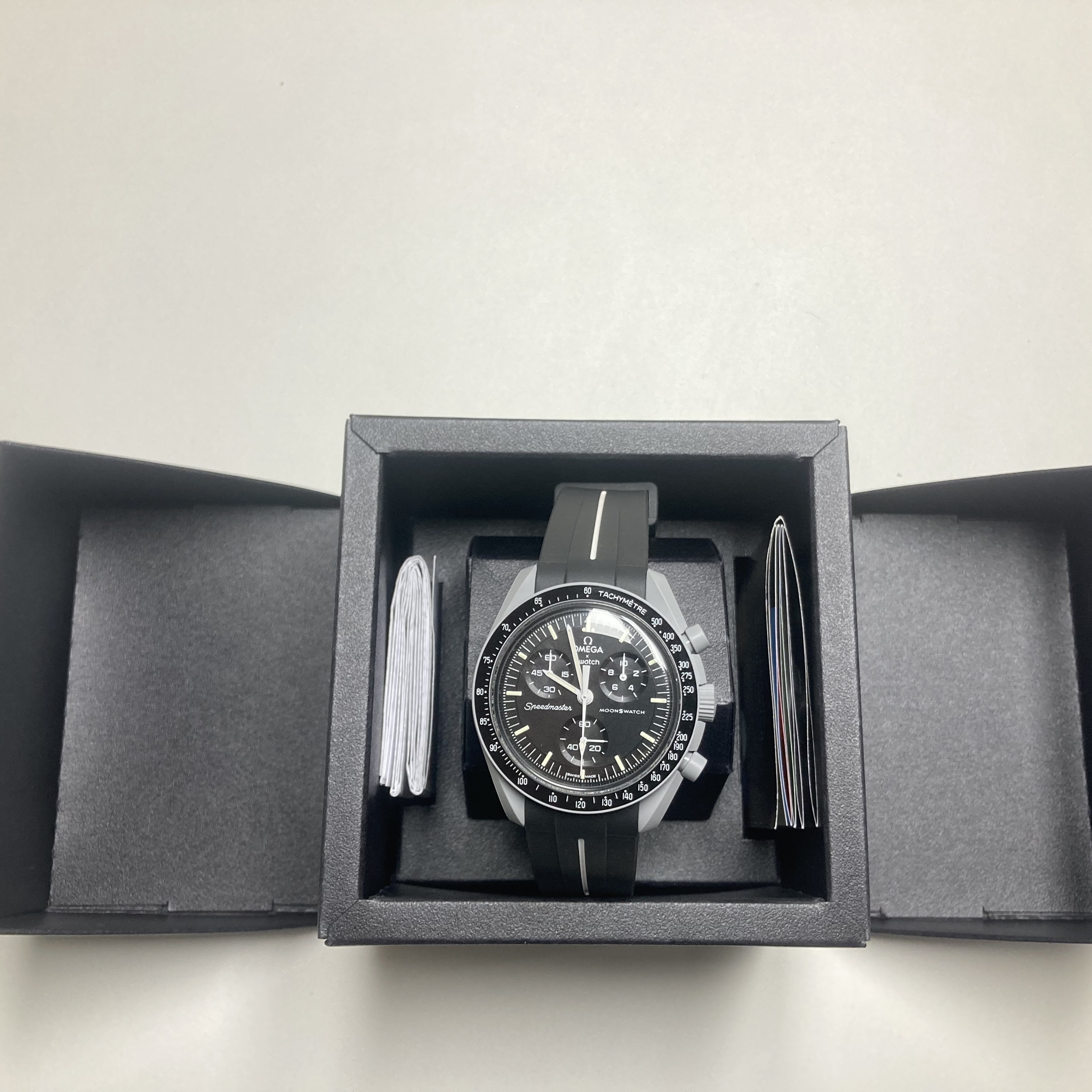 Swatch x Omega Bioceramic MoonSwatch Mission To The Moon 착용 스타일