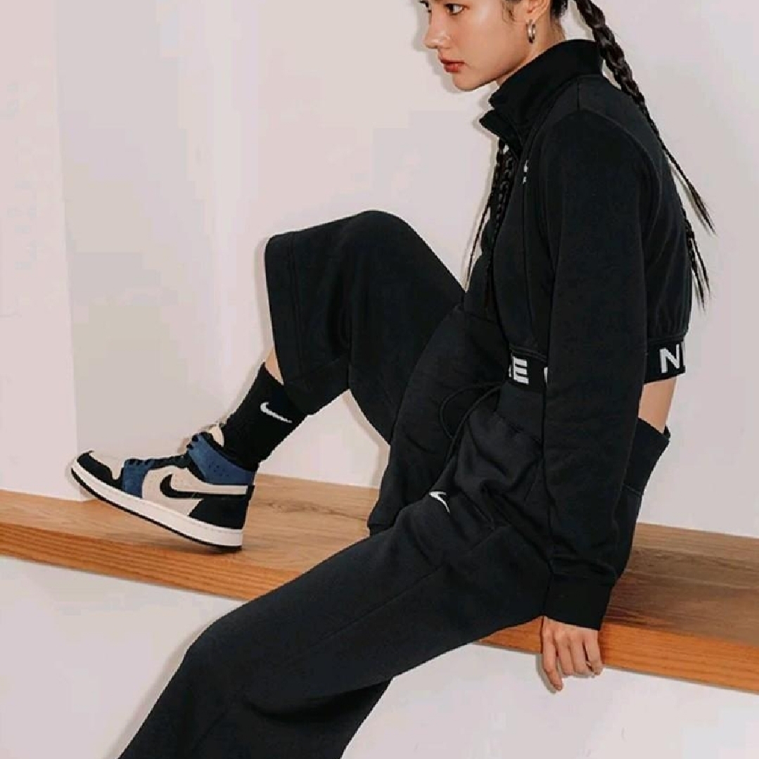 (W) Nike NSW Phoenix Fleece High-Waisted Cropped Sweatpants Black 착용 스타일 - 3