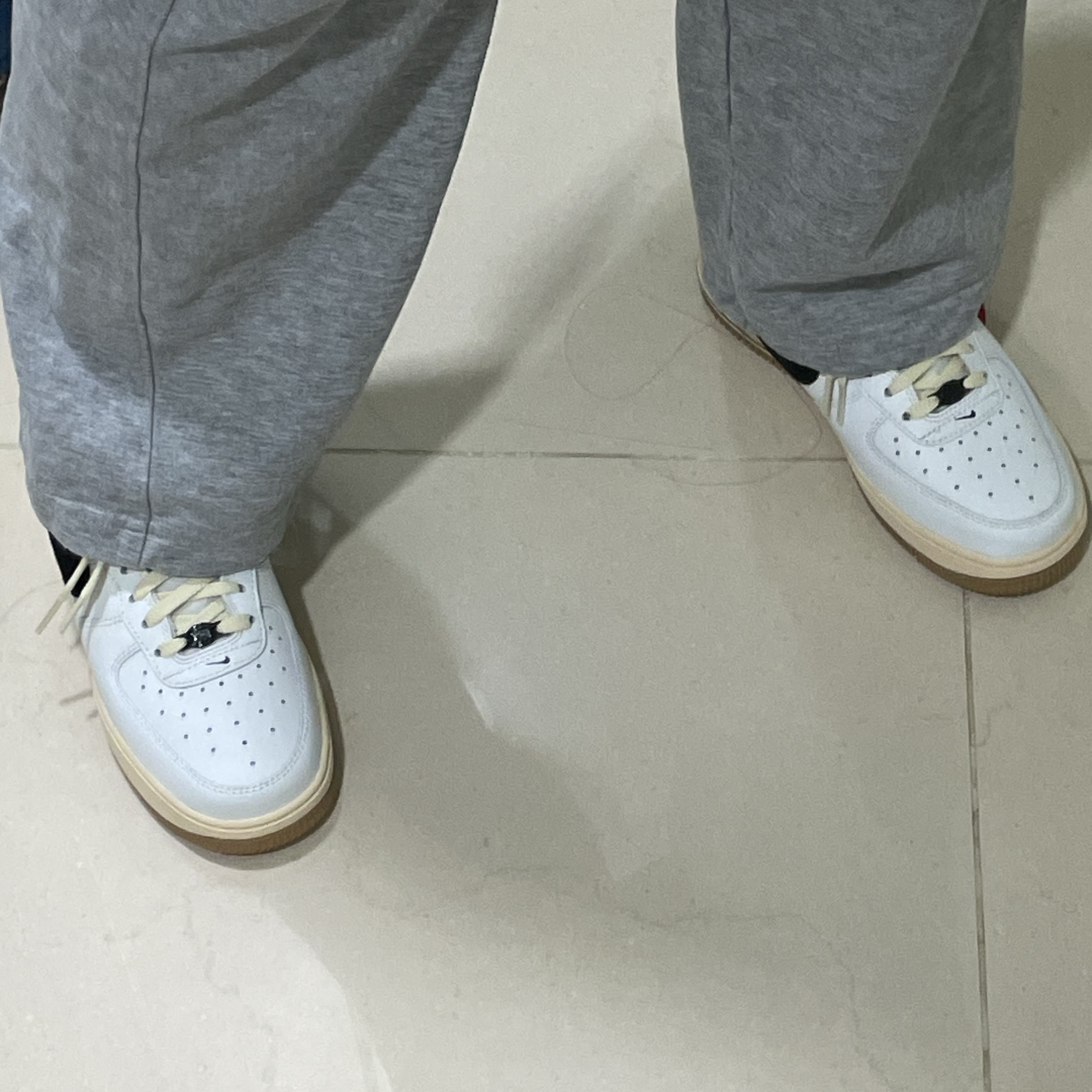 (W) Nike Air Force 1 '07 LX Black and Summit White 착용 스타일 - 7