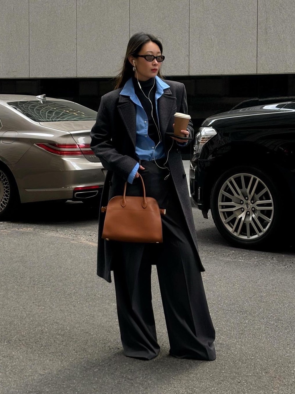 The Row Soft Margaux 17 Bag in Suede Desert, The Row Soft Margaux 15 Bag in Leather Black 착용 스타일 - 4