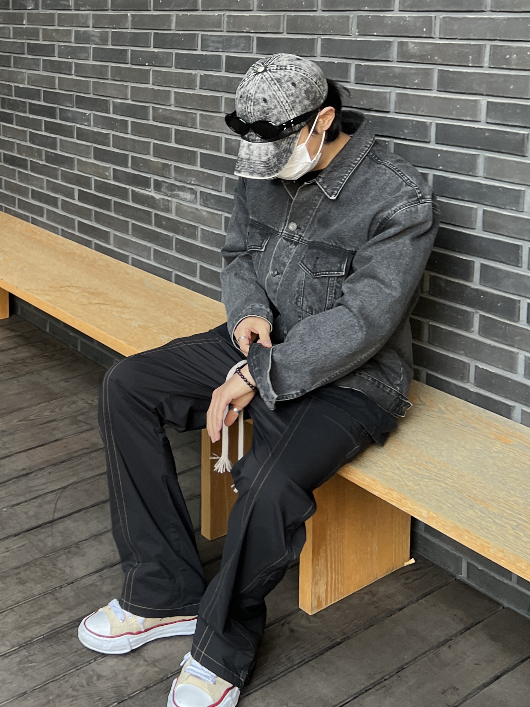 Maison Mihara Yasuhiro Peterson OG Sole Canvas Low-top Sneakers Natural, Gentle Monster x Maison Margiela MM005 Black Black 착용 스타일 - 3