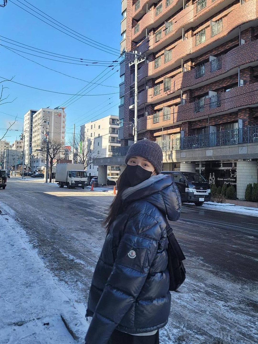 Moncler Maya Short Down Jacket Black - 23FW, (Kids) Moncler New Maya Down Jacket Scarlet Red - 23FW 착용 스타일 - 2
