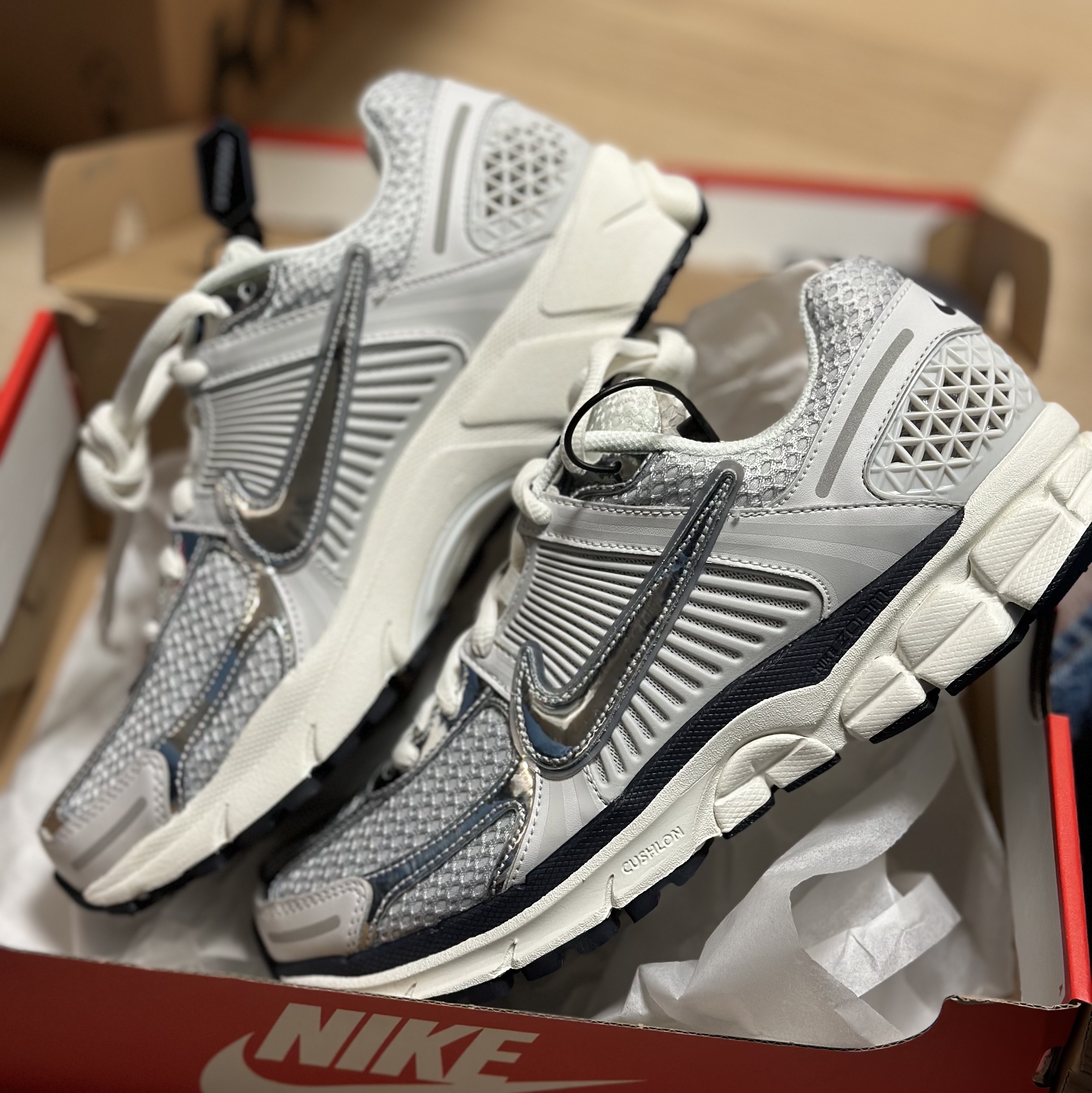 (W) Nike Zoom Vomero 5 Photon Dust and Metallic Silver 착용 스타일 - 2