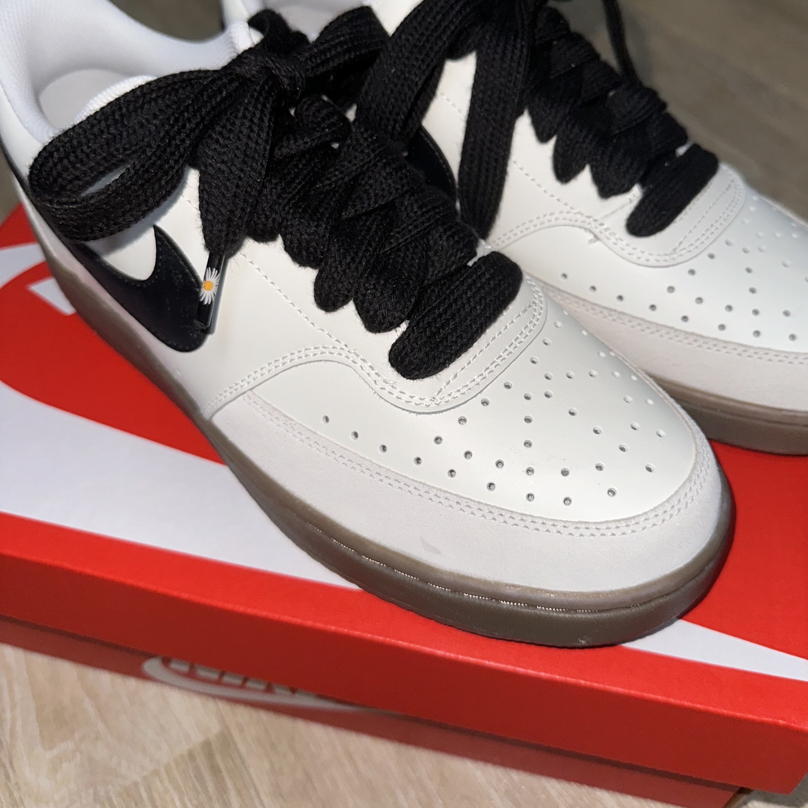 Nike Court Vision Low Sail Light Orewood Brown 착용 스타일 - 1