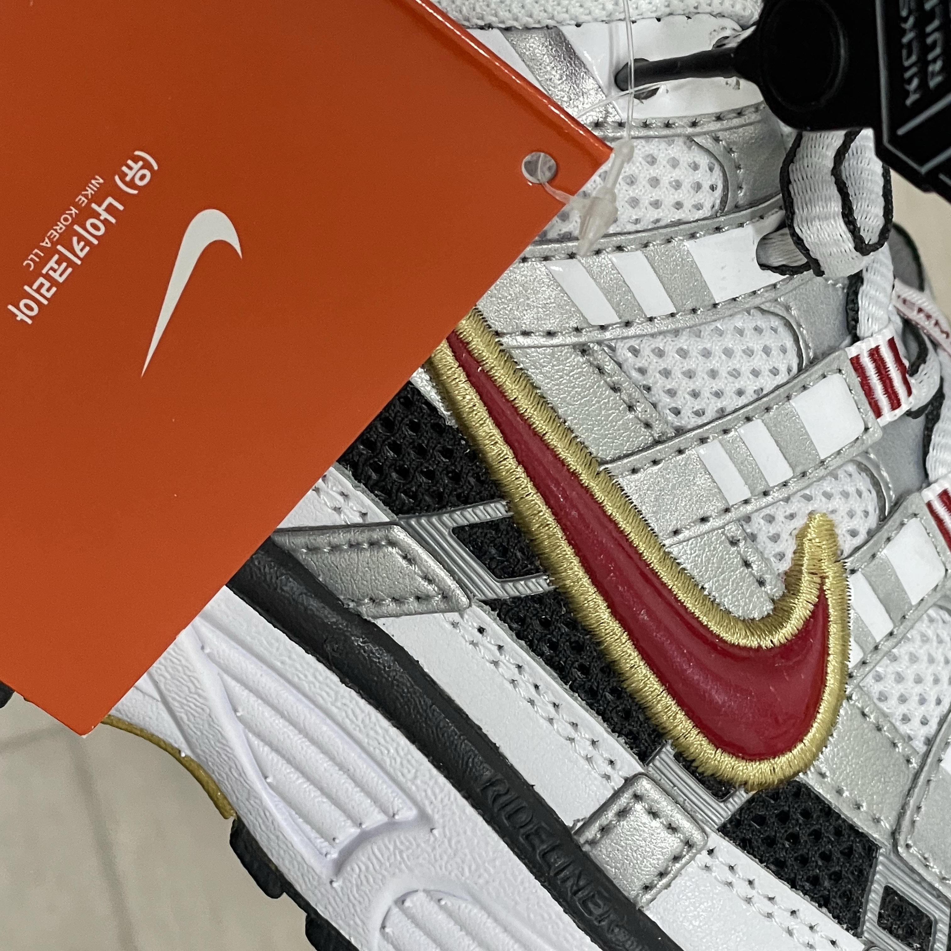 (W) Nike P-6000 Metallic Silver Red 착용 스타일 - 3