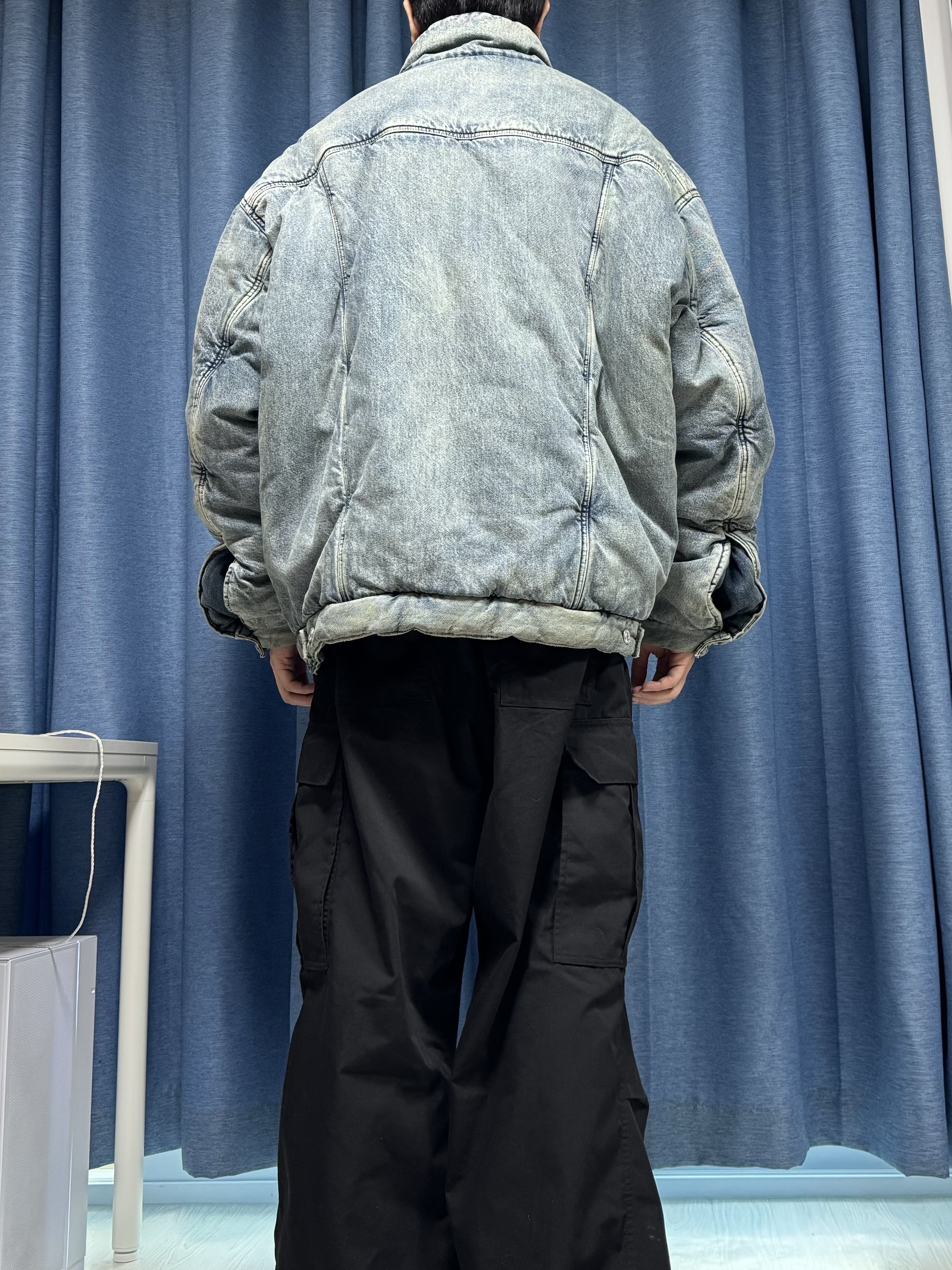 Balenciaga Padded Jacket Light Blue, Balenciaga Runner Graffiti Sneakers White 착용 스타일 - 5