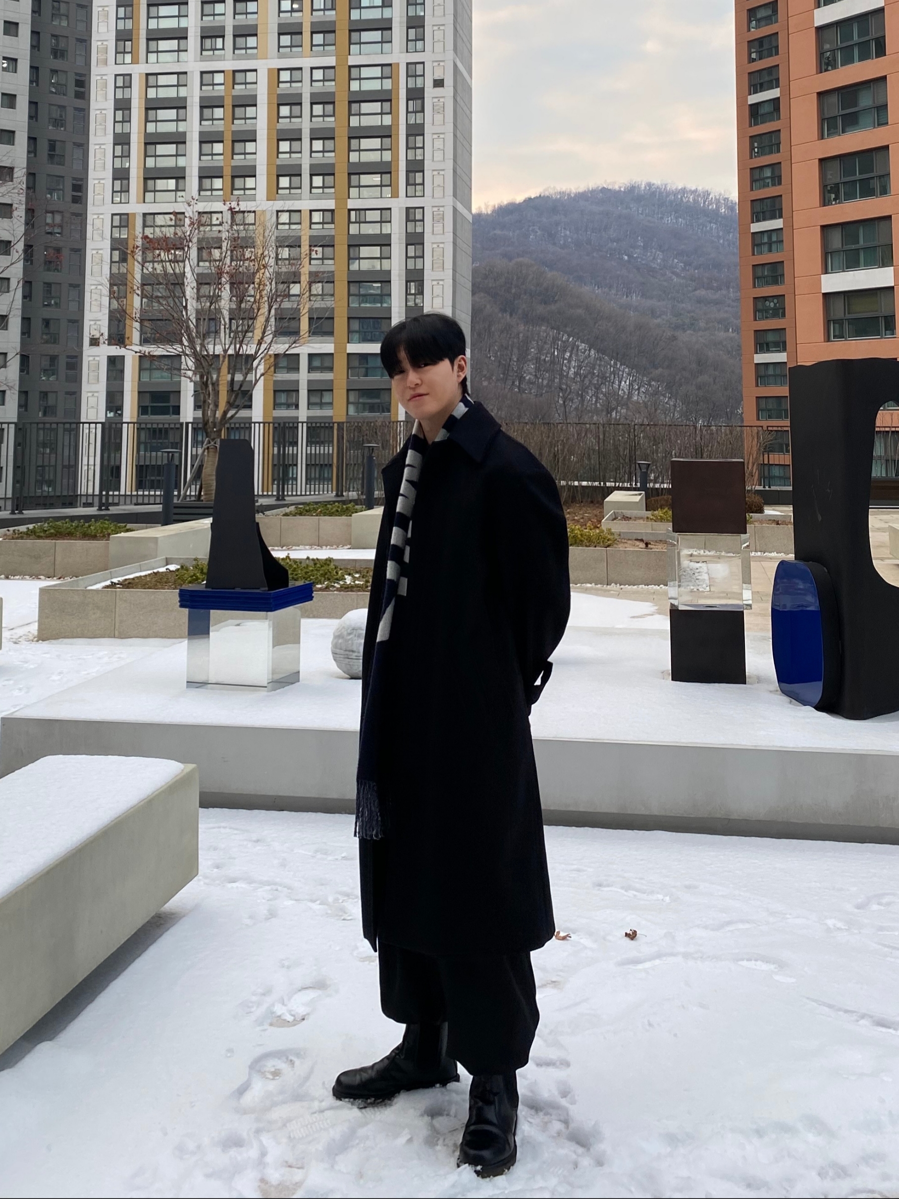Jacquemus Lecharpe Fringe Logo Muffler Navy 착용 스타일