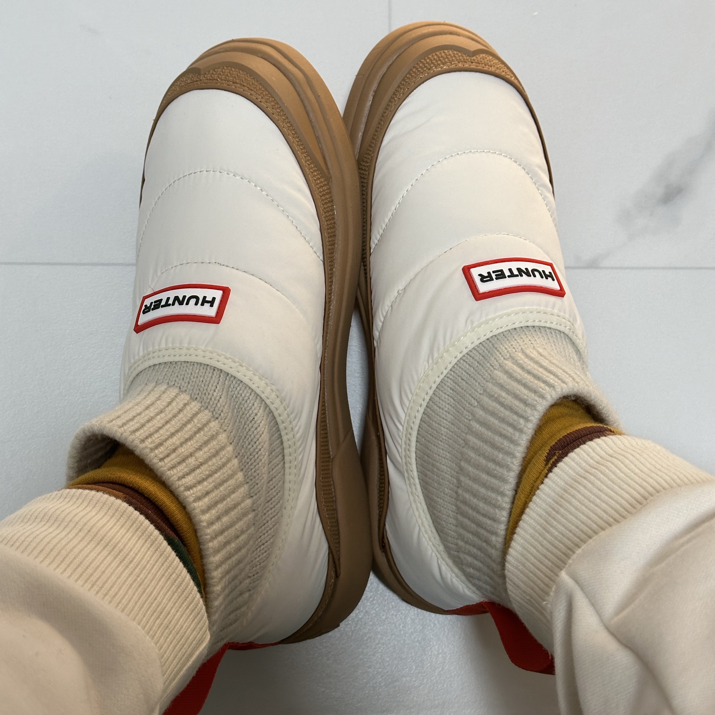 (W) Hunter In Out Puffer Knit Cuff Boots White Willow 착용 스타일 - 1
