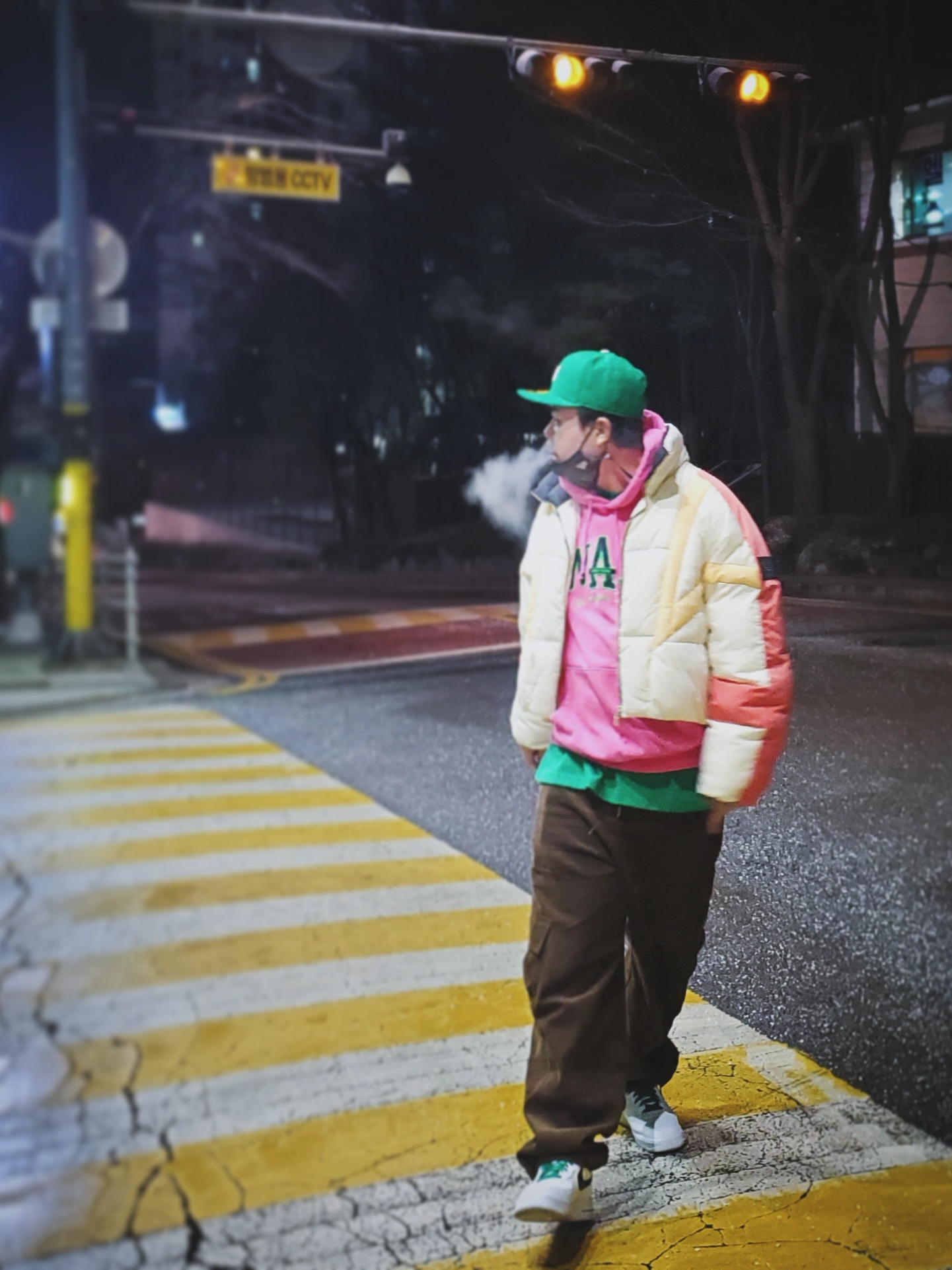 Nike Air Force 1 '07 LV8 EMB White Malachite, Essentials x New Era Sized Cap Kelly Green 착용 스타일 - 2