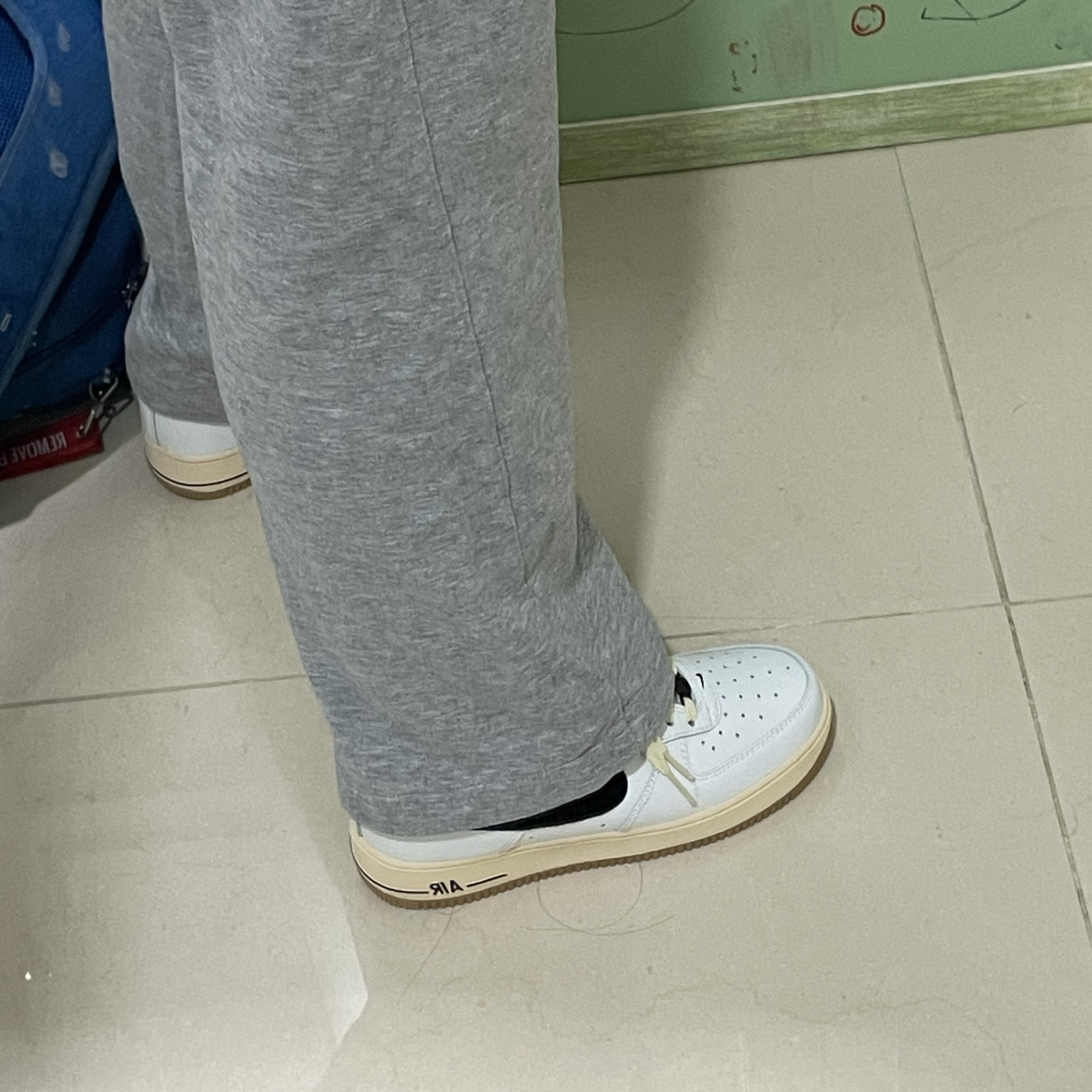 (W) Nike Air Force 1 '07 LX Black and Summit White 착용 스타일 - 6