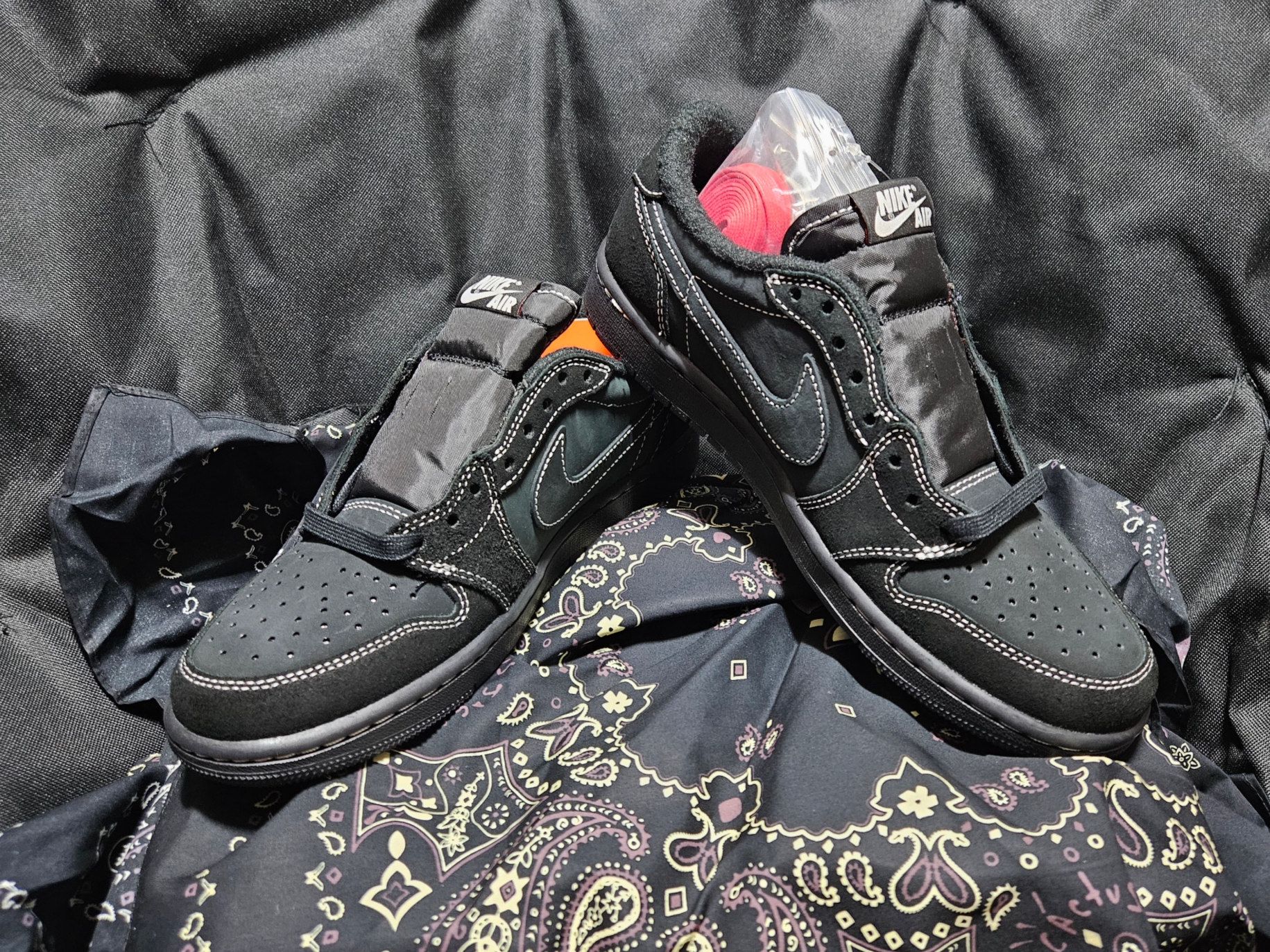 Jordan 1 x Travis Scott Retro Low OG SP Black Phantom 착용 스타일 - 3