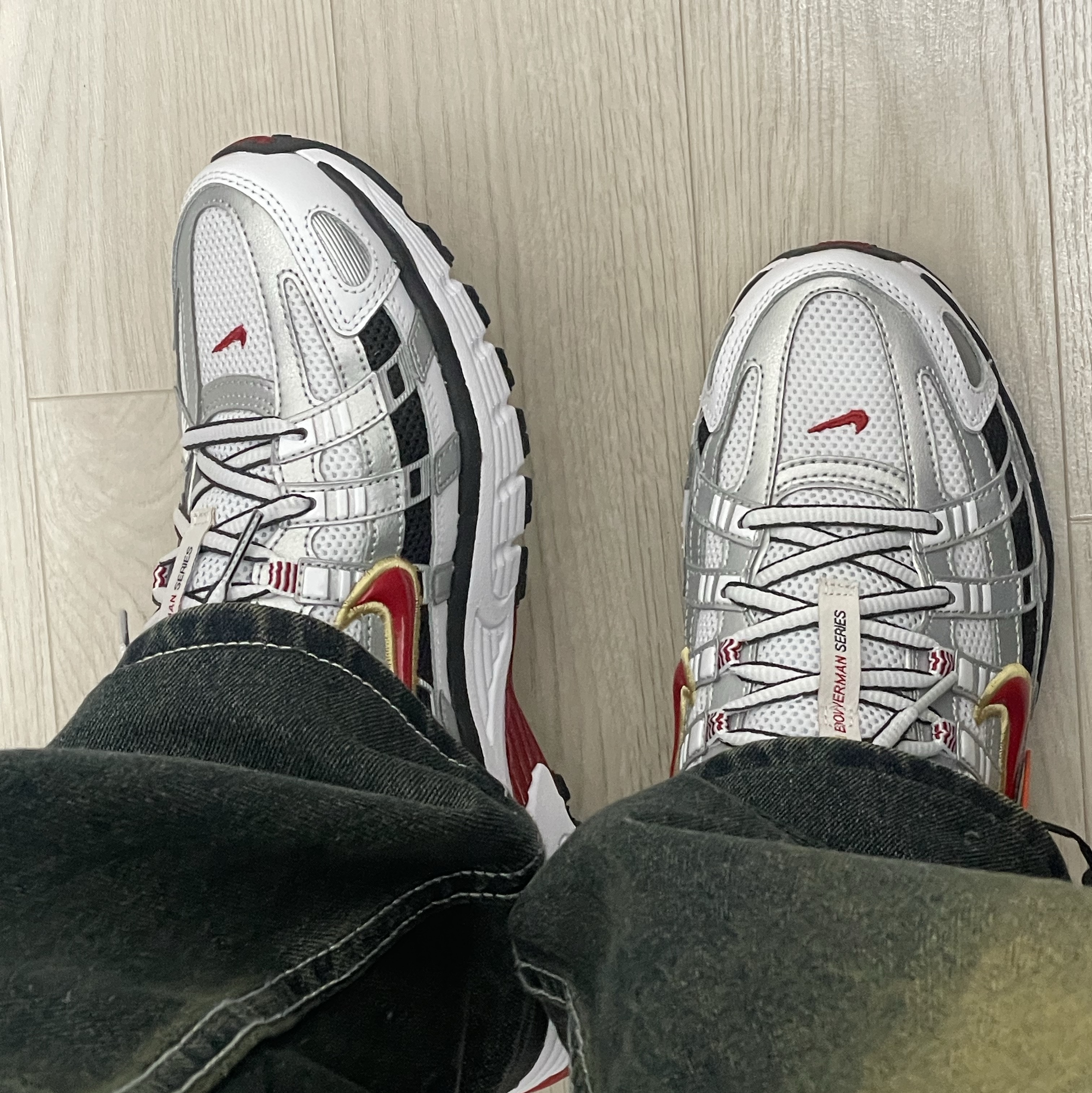 (W) Nike P-6000 Metallic Silver Red 착용 스타일 - 2