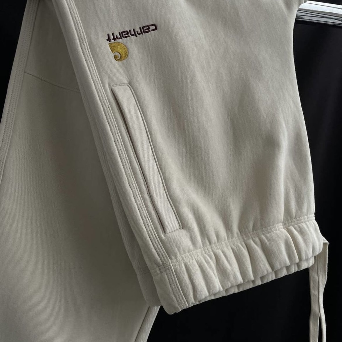 Carhartt WIP American Script Jogging Pant Natural 착용 스타일 - 3
