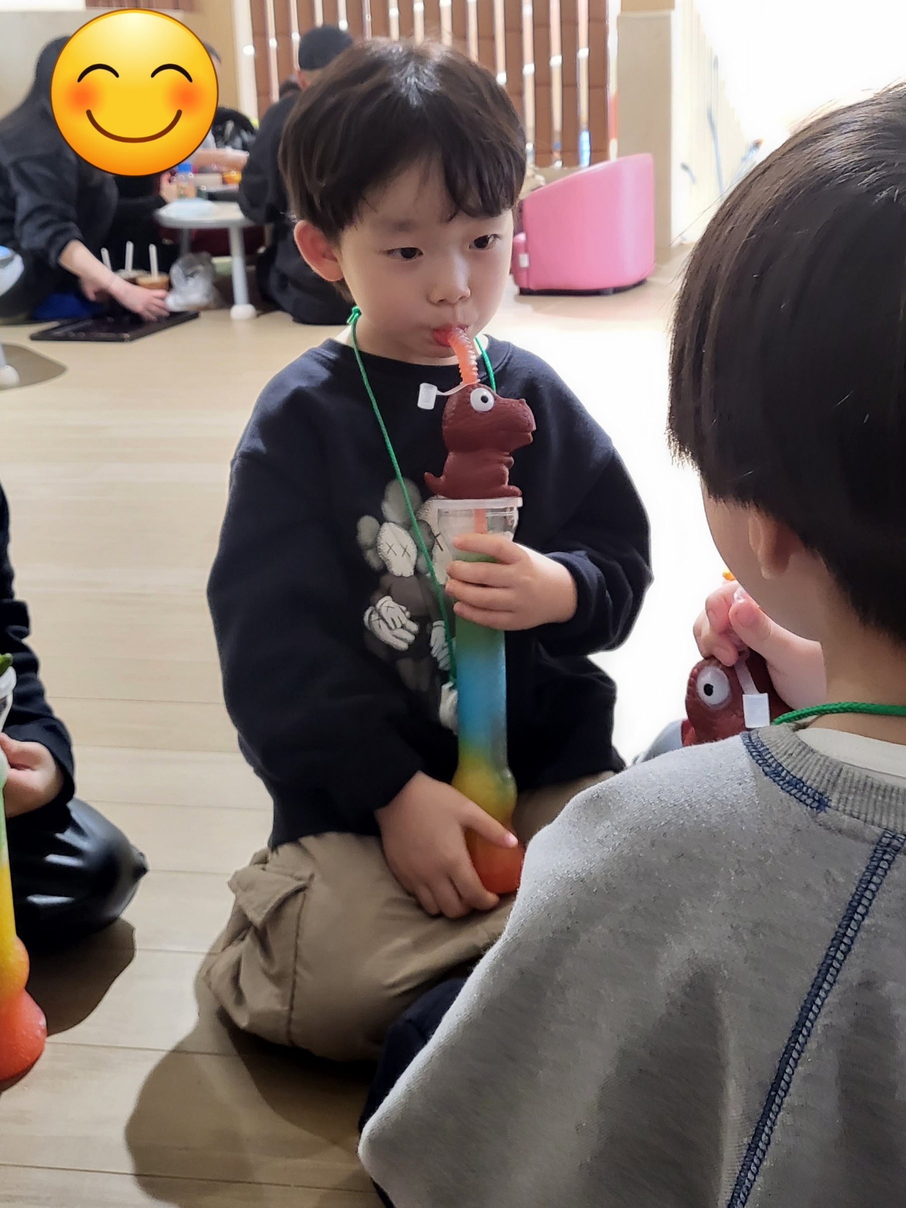 Uniqlo UT x Kaws Long Sleeve Sweatshirt Black, (Kids) Uniqlo UT x Kaws Long Sleeve Sweatshirt Black 착용 스타일 - 3