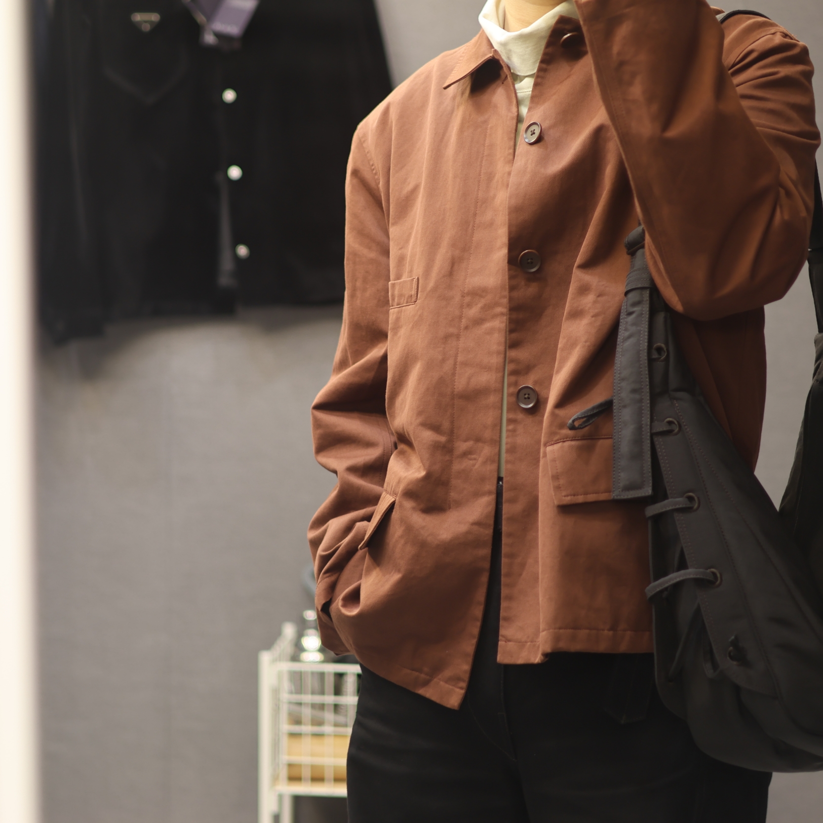 Lemaire Cotton Linen Workwear Jacket Chocolate Fondant, Lemaire Twisted Belted Pants Denim Black 착용 스타일 - 2