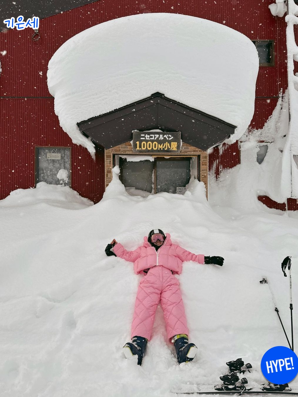 Louis Vuitton LV Snowfall Ski Mask White, (W) Moon Boot Icon Cream Shearing Boots Gold 착용 스타일 - 10