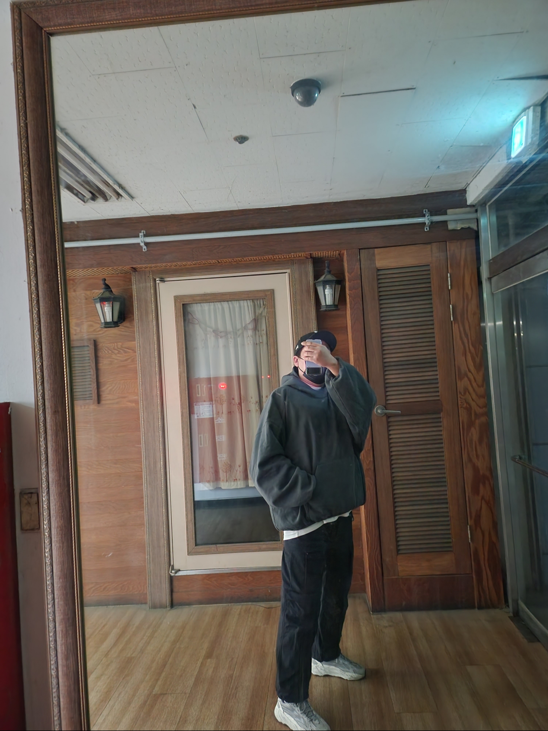 Yeezy Gap Engineered By Balenciaga Dove Hoodie Black, Adidas Yeezy Boost 700 V2 Static 2022 착용 스타일 - 1