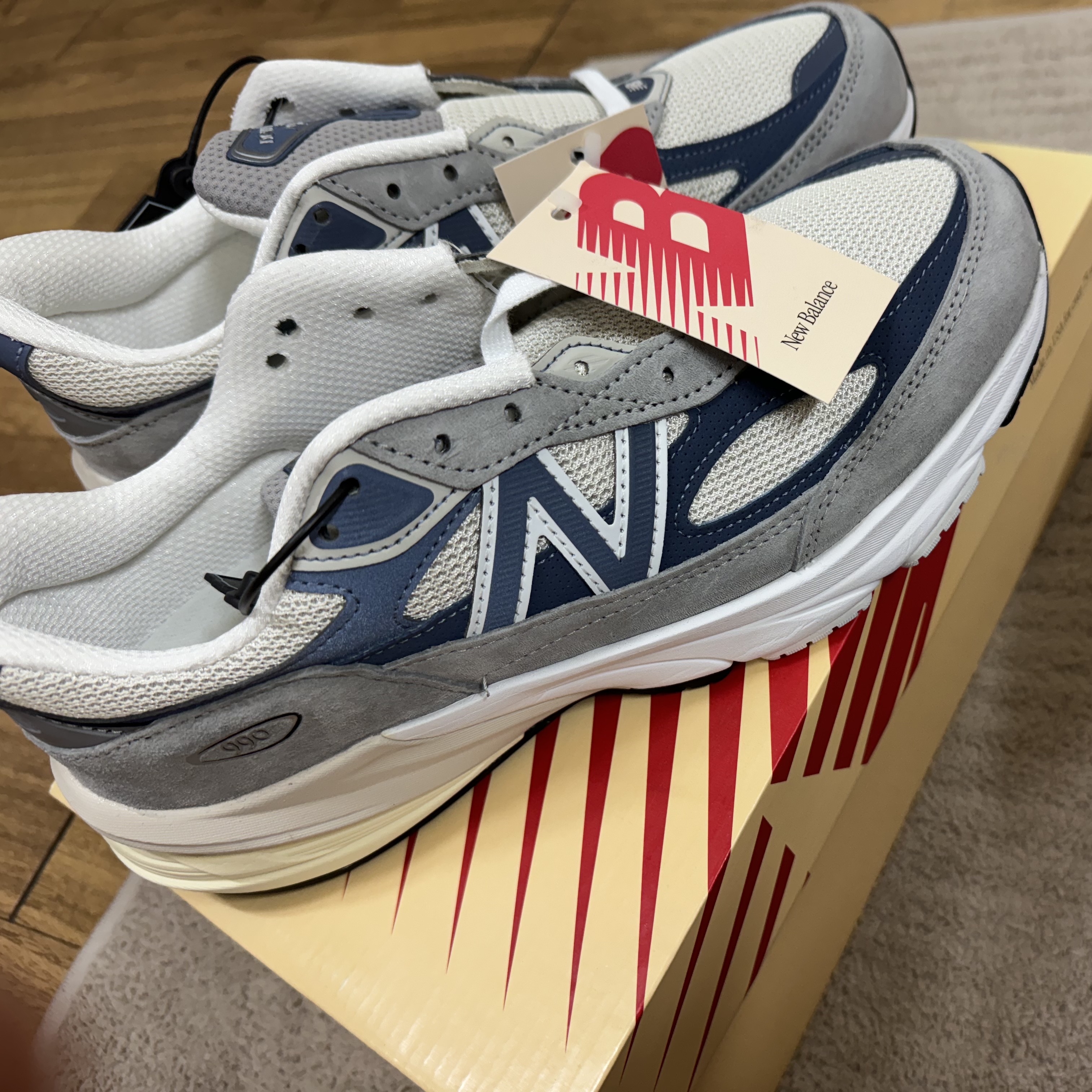 New Balance 990v6 Made in USA Gray Suede 착용 스타일 - 4