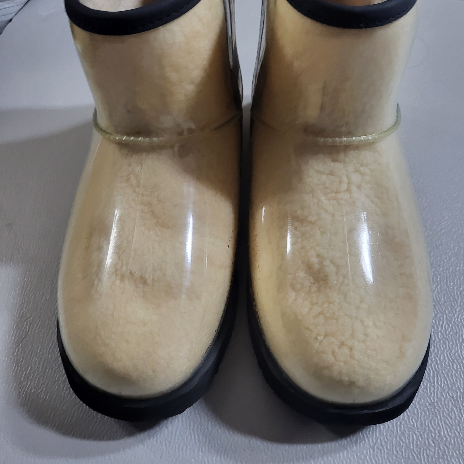 (Kids) UGG Classic Clear Mini II Natural Black 착용 스타일