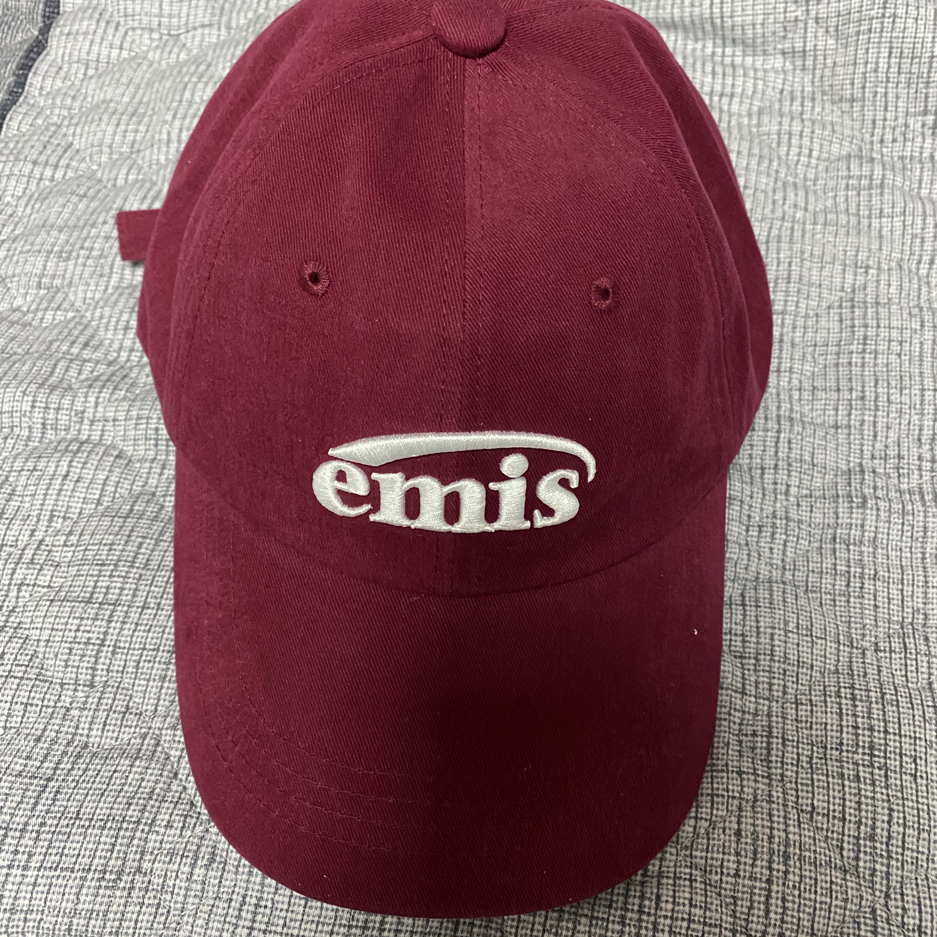 Emis New Logo Emis Cap Burgundy 착용 스타일 - 2