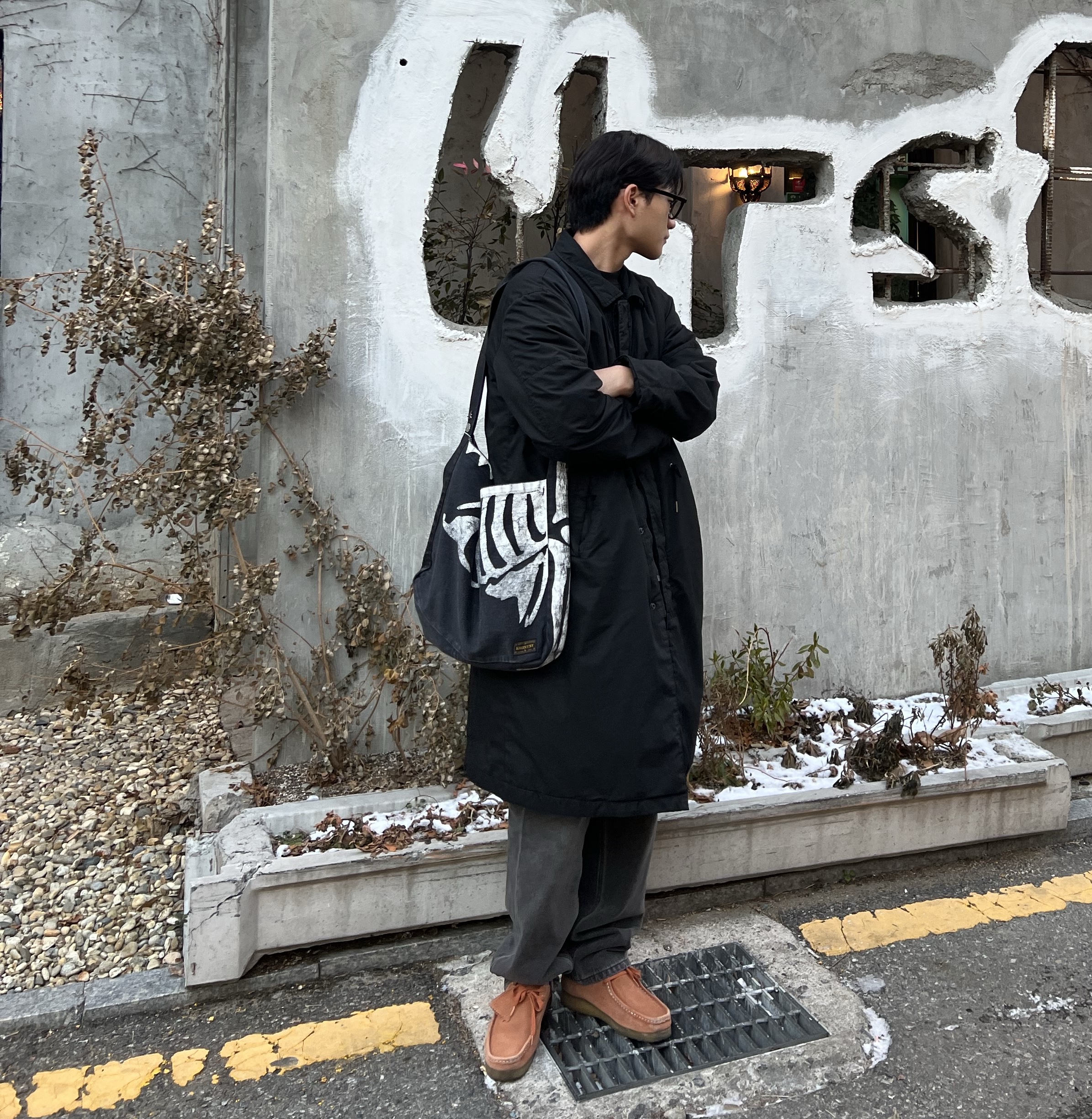 캐피탈 14온즈 데님 본 프린트 북 백 블랙, 젠틀 몬스터 x 메종 마르지엘라 MM010 블랙 착용 스타일