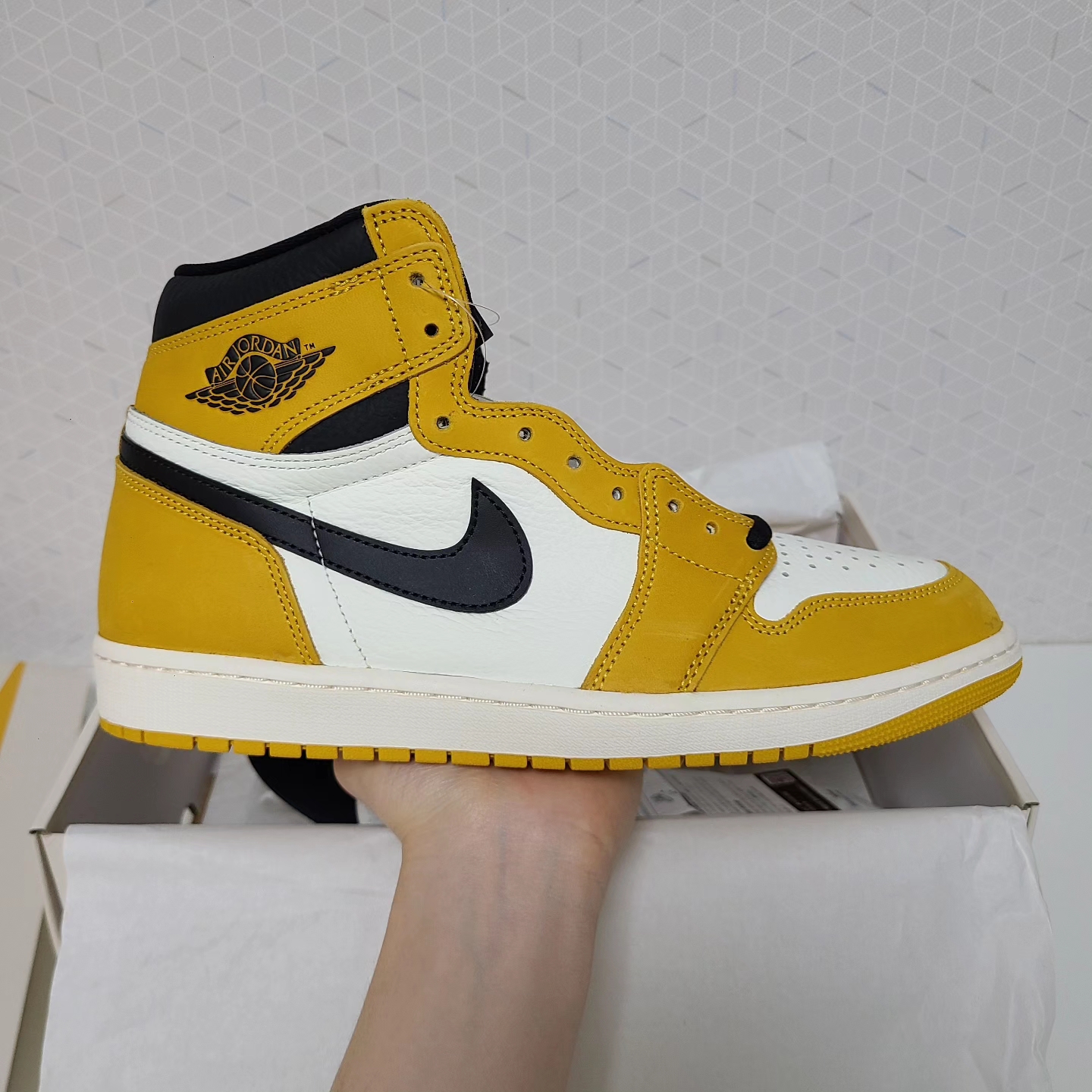 Jordan 1 Retro High OG Yellow Ochre 착용 스타일 - 2