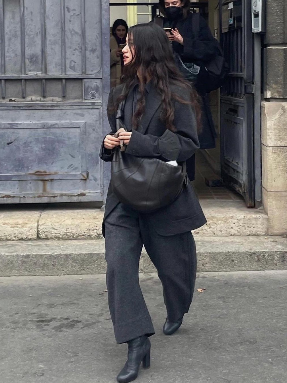 Lemaire Medium Croissant Bag Soft Nappa Leather Dark Chocolate, Lemaire Large Croissant Bag Soft Nappa Leather Black 착용 스타일 - 5
