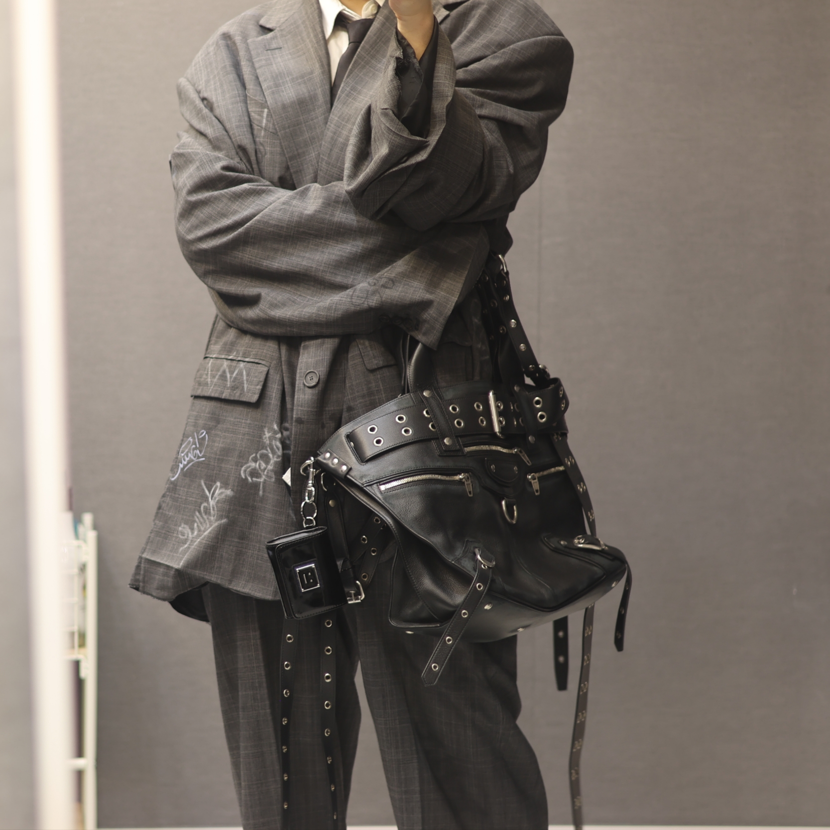 Balenciaga Graffiti Skater Tailored Jacket Grey, Balenciaga Graffiti Skater Tailored Pants Grey Silver 착용 스타일 - 2