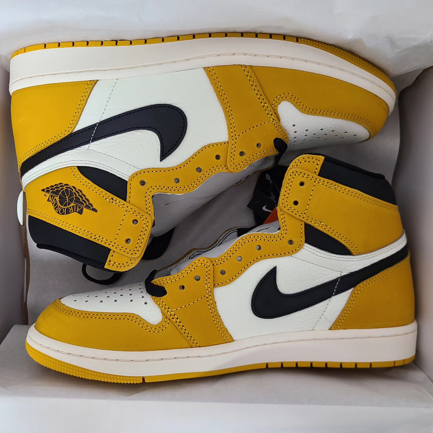 Jordan 1 Retro High OG Yellow Ochre 착용 스타일 - 1
