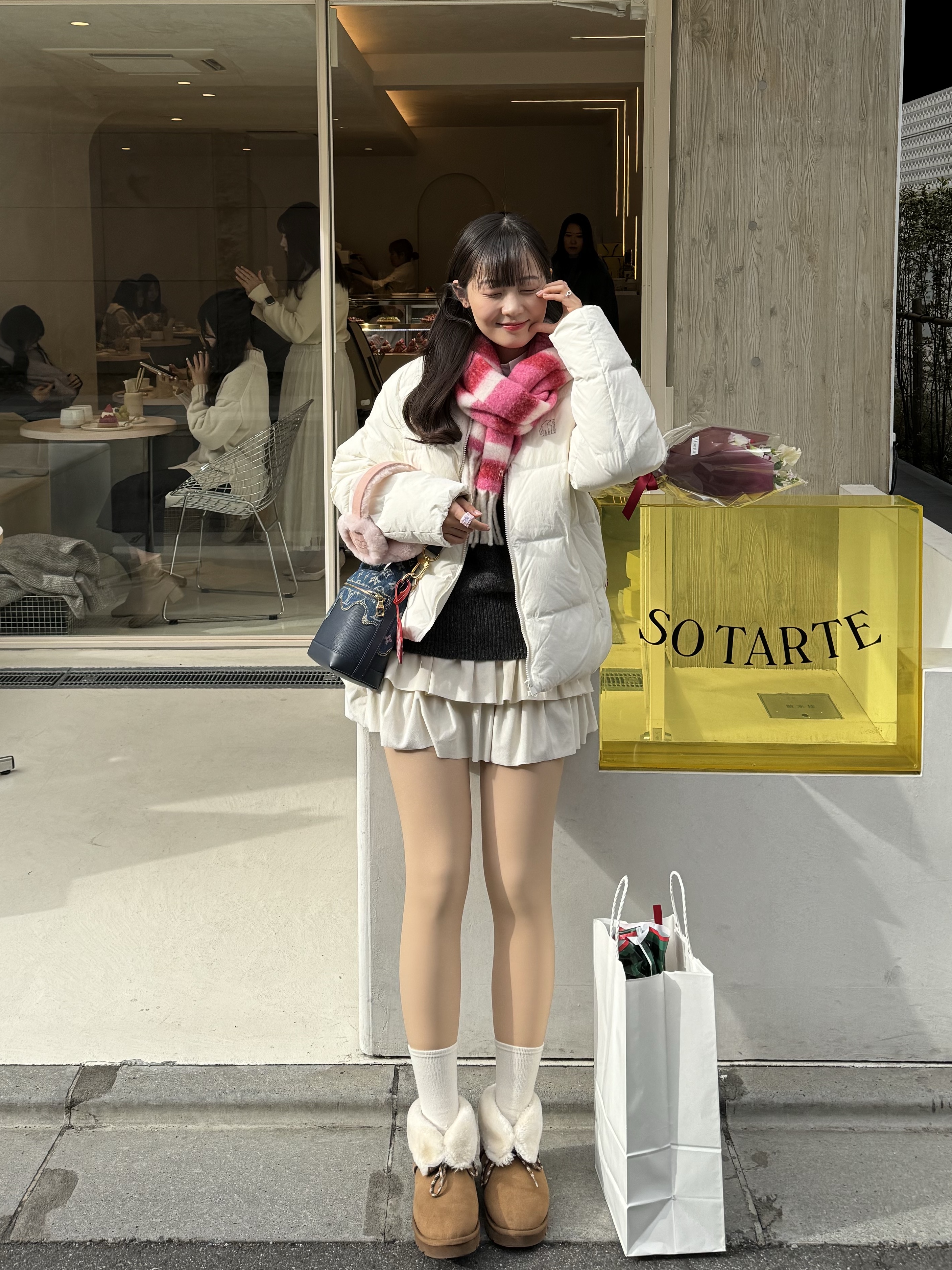 (W) UGG Embroidered Logo Earmuff Apple Blossom 착용 스타일