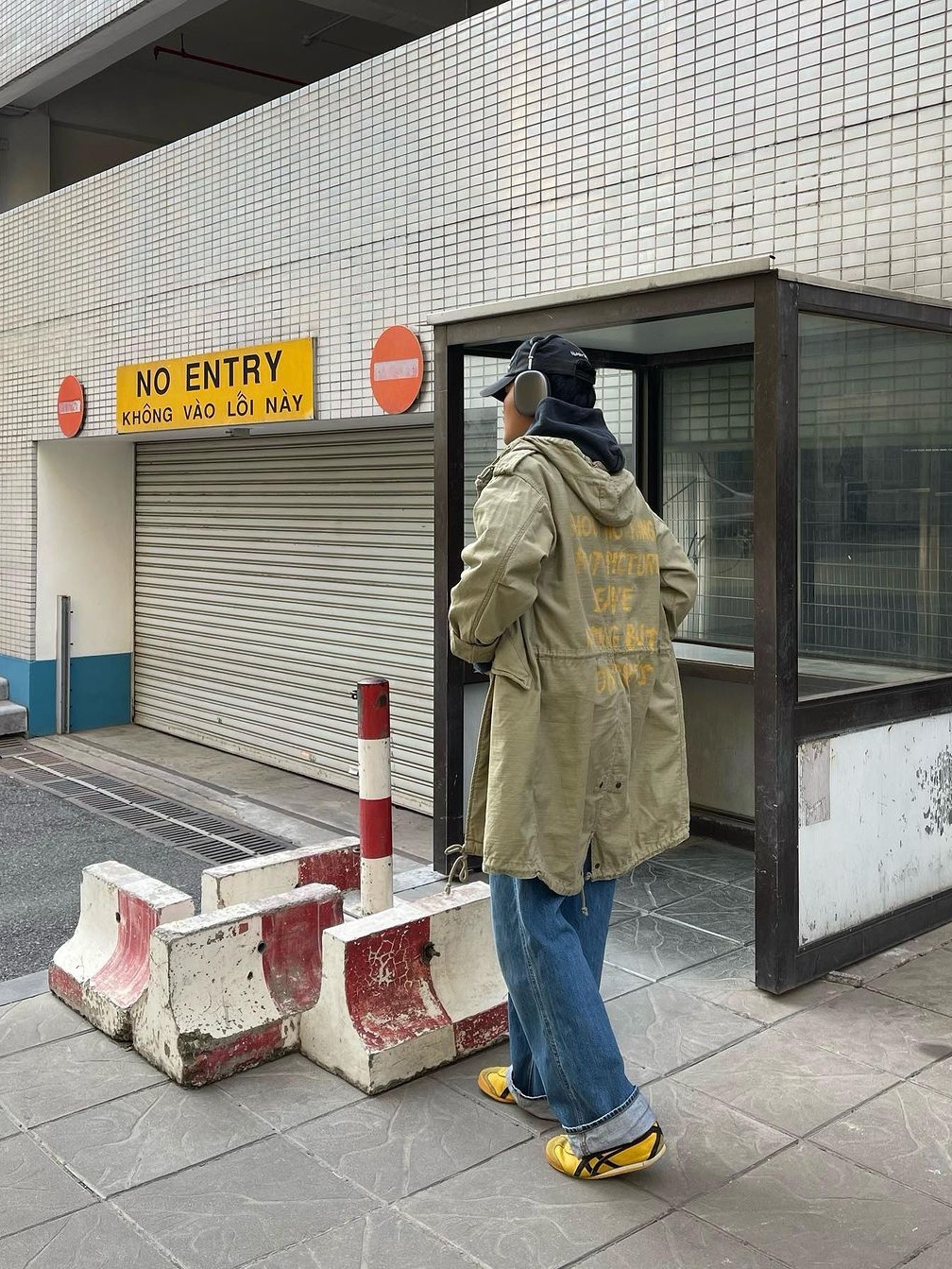 Supreme Featherweight Down Puffer Jacket Olive - 23FW, OMO Larva Shirring Bomber Jacket Khaki 착용 스타일 - 5
