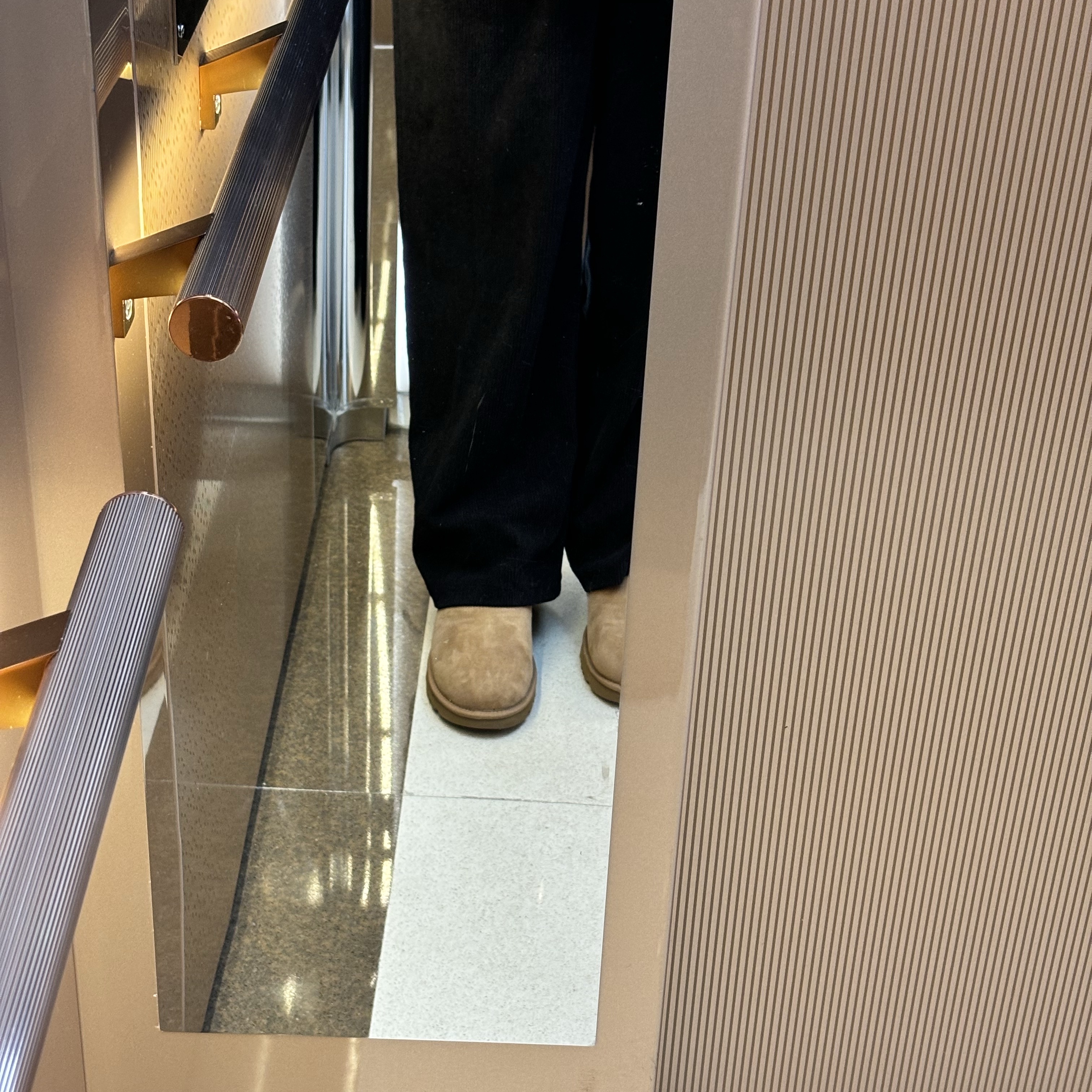 (W) UGG Classic Mini II Boots Chestnut 착용 스타일 - 2