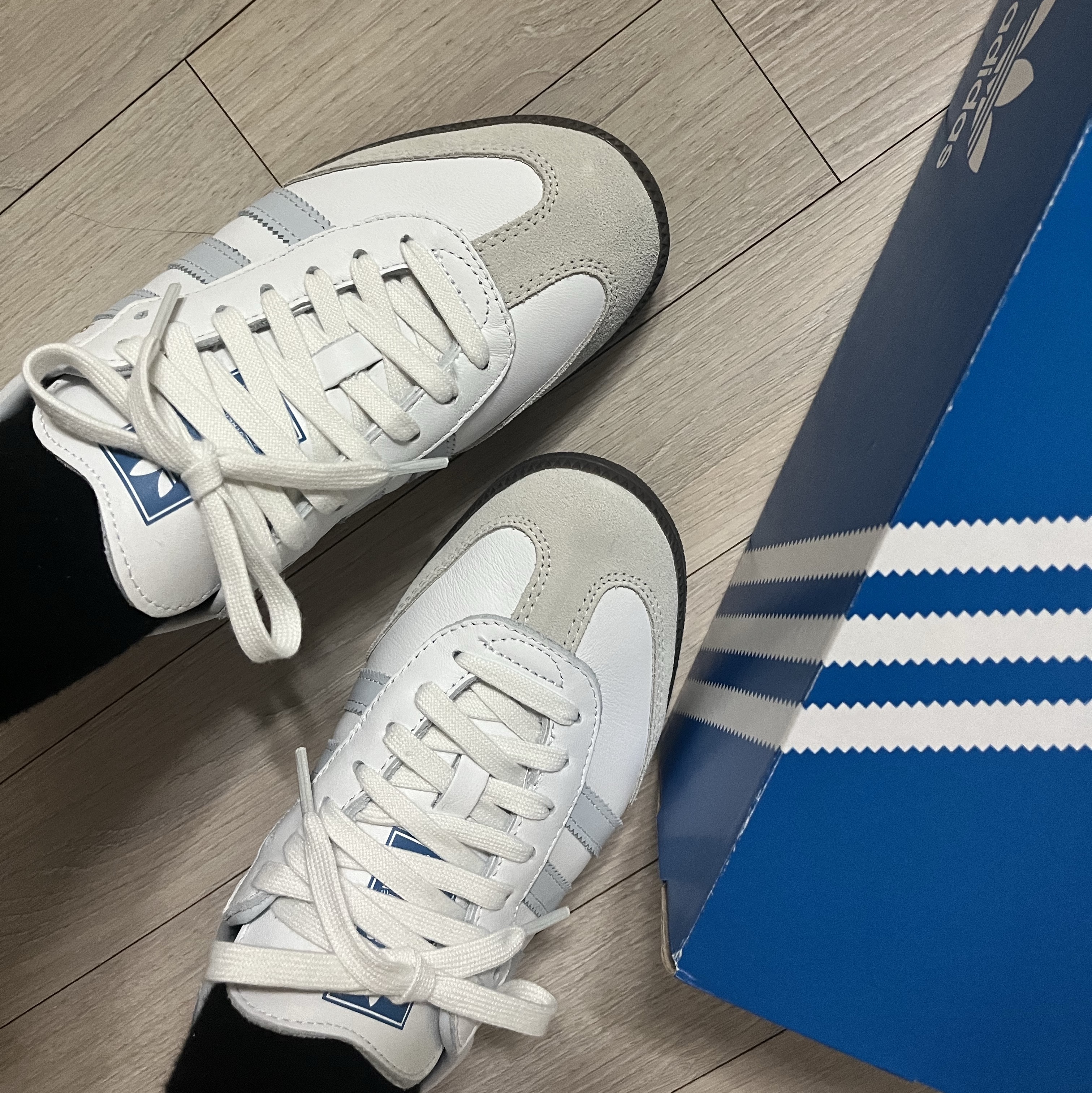 Adidas Samba OG Core White Halo Blue 착용 스타일